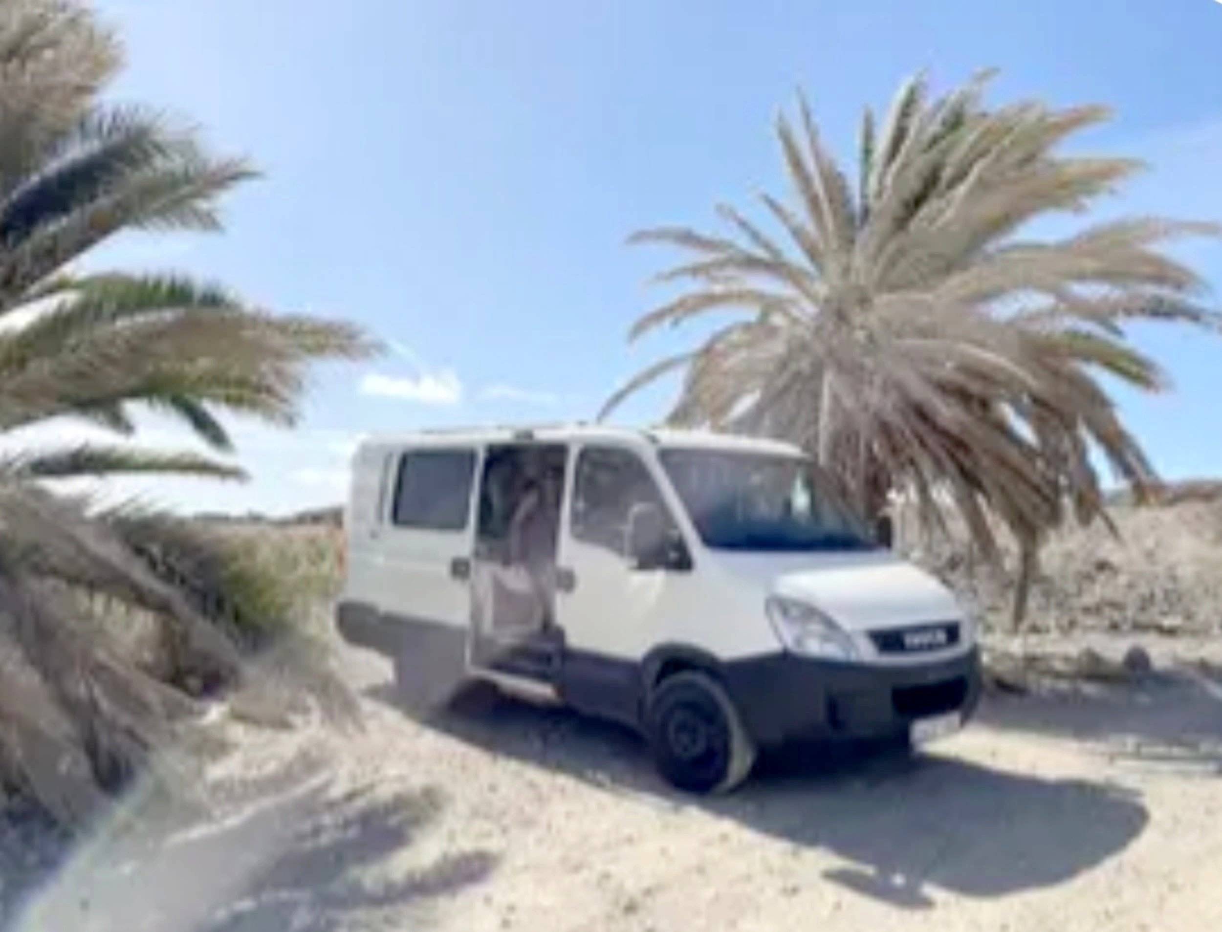 Vue avant de 3/4 Iveco Daily 2.3 - Yescapa