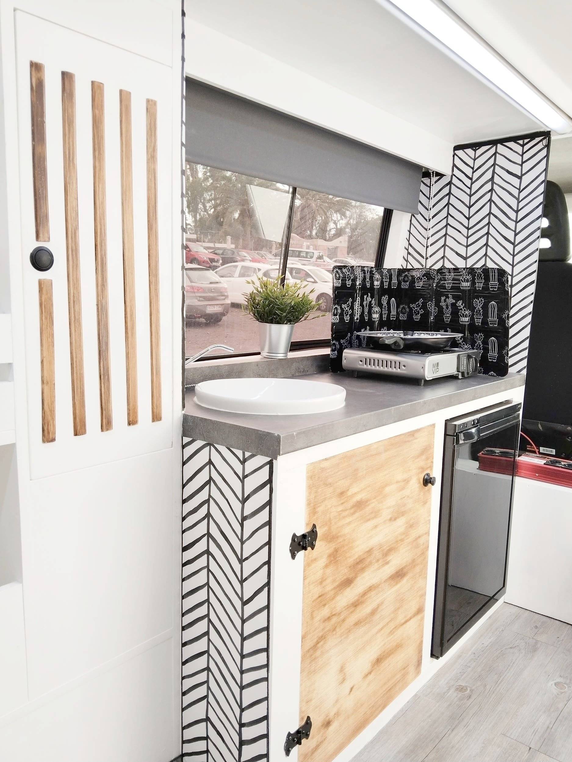 Vista del vehículo ángulo delantero Iveco Daily 2.3 - Yescapa