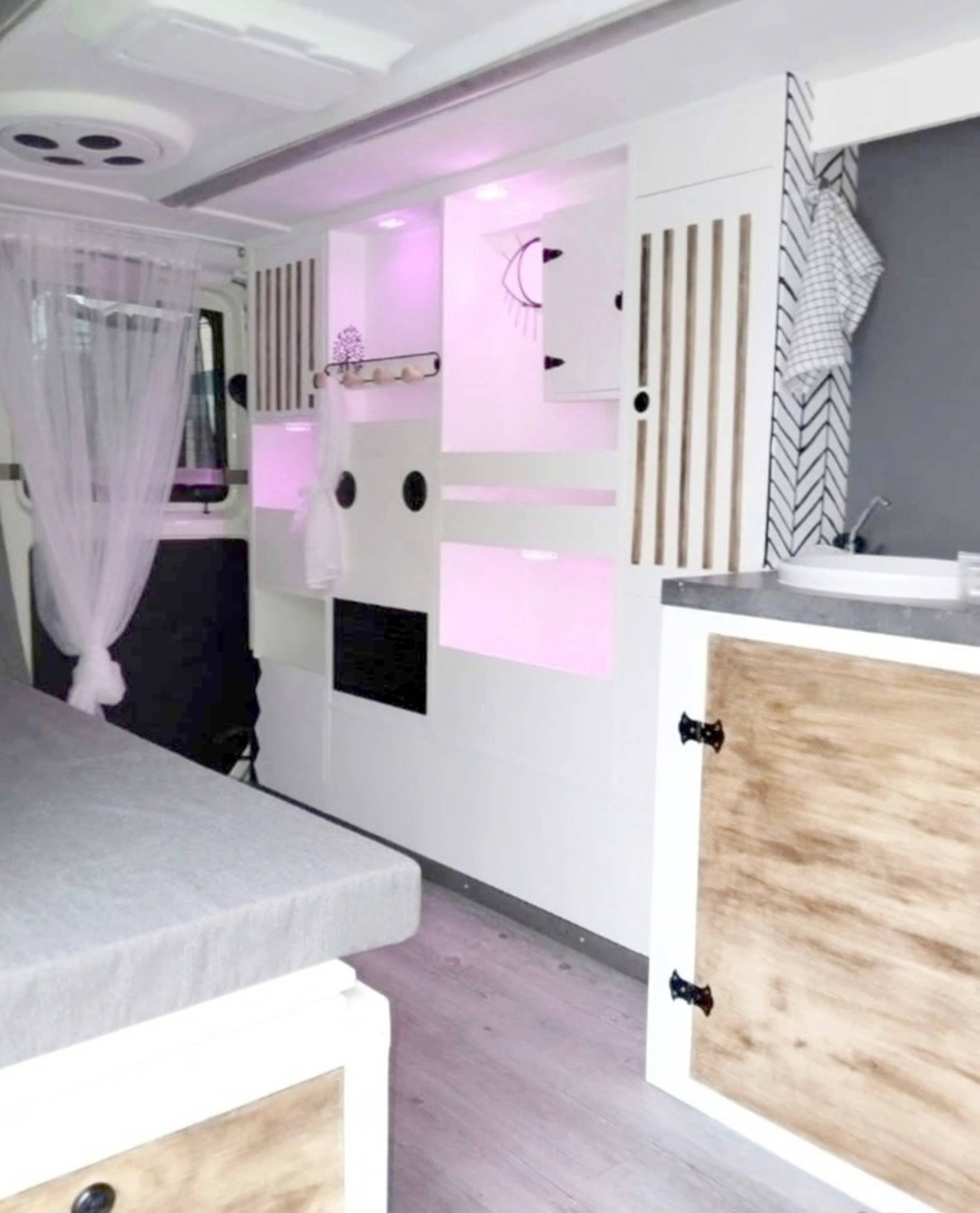 Vista frontale a ¾ Iveco Daily 2.3 - Yescapa