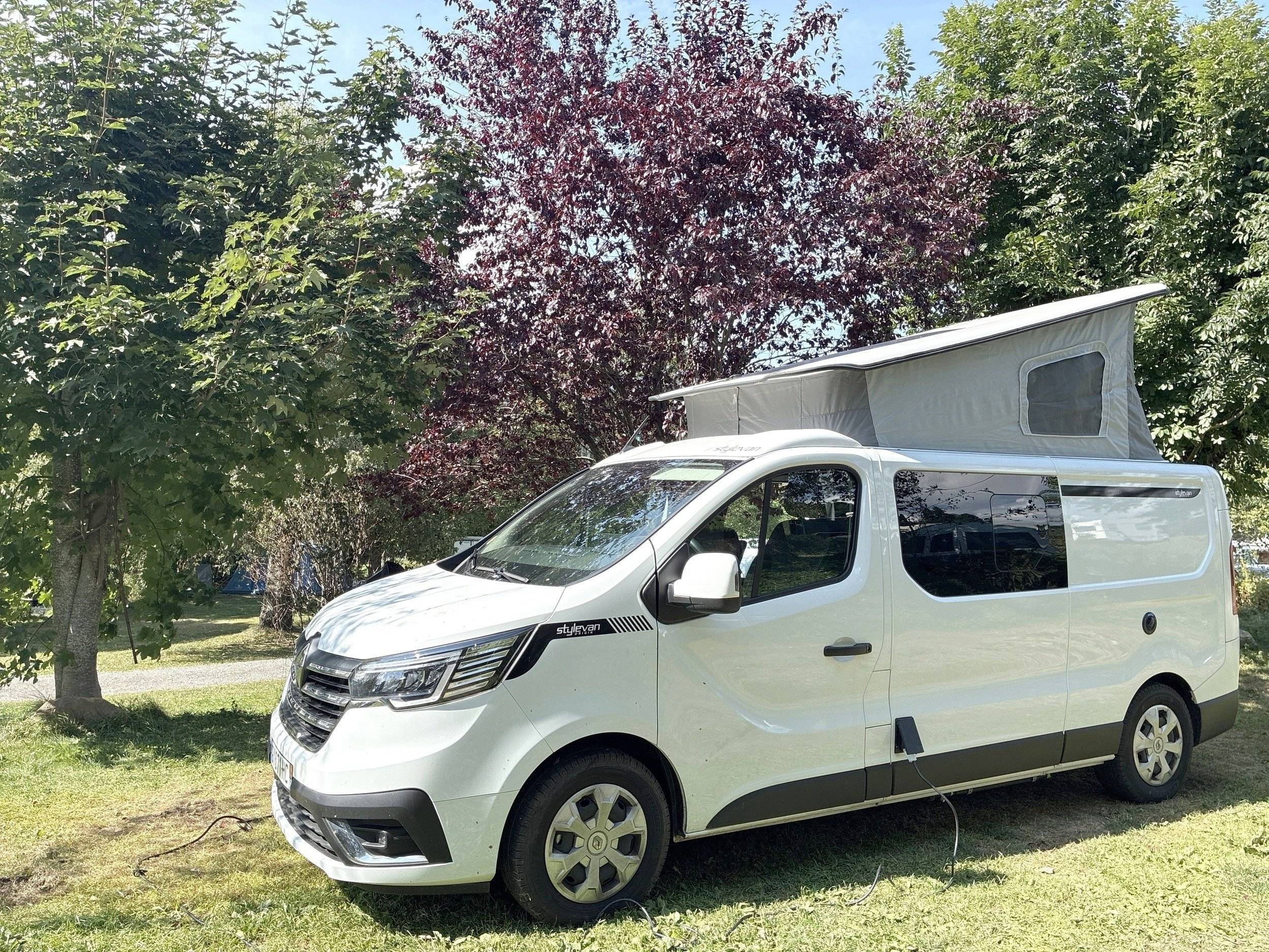 Vista frontale a ¾ Renault Trafic - Yescapa