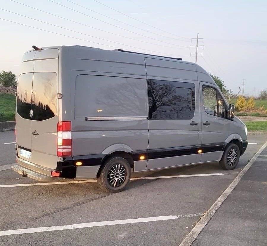 Vue avant de 3/4 Mercedes Mercedes Sprinter - Yescapa
