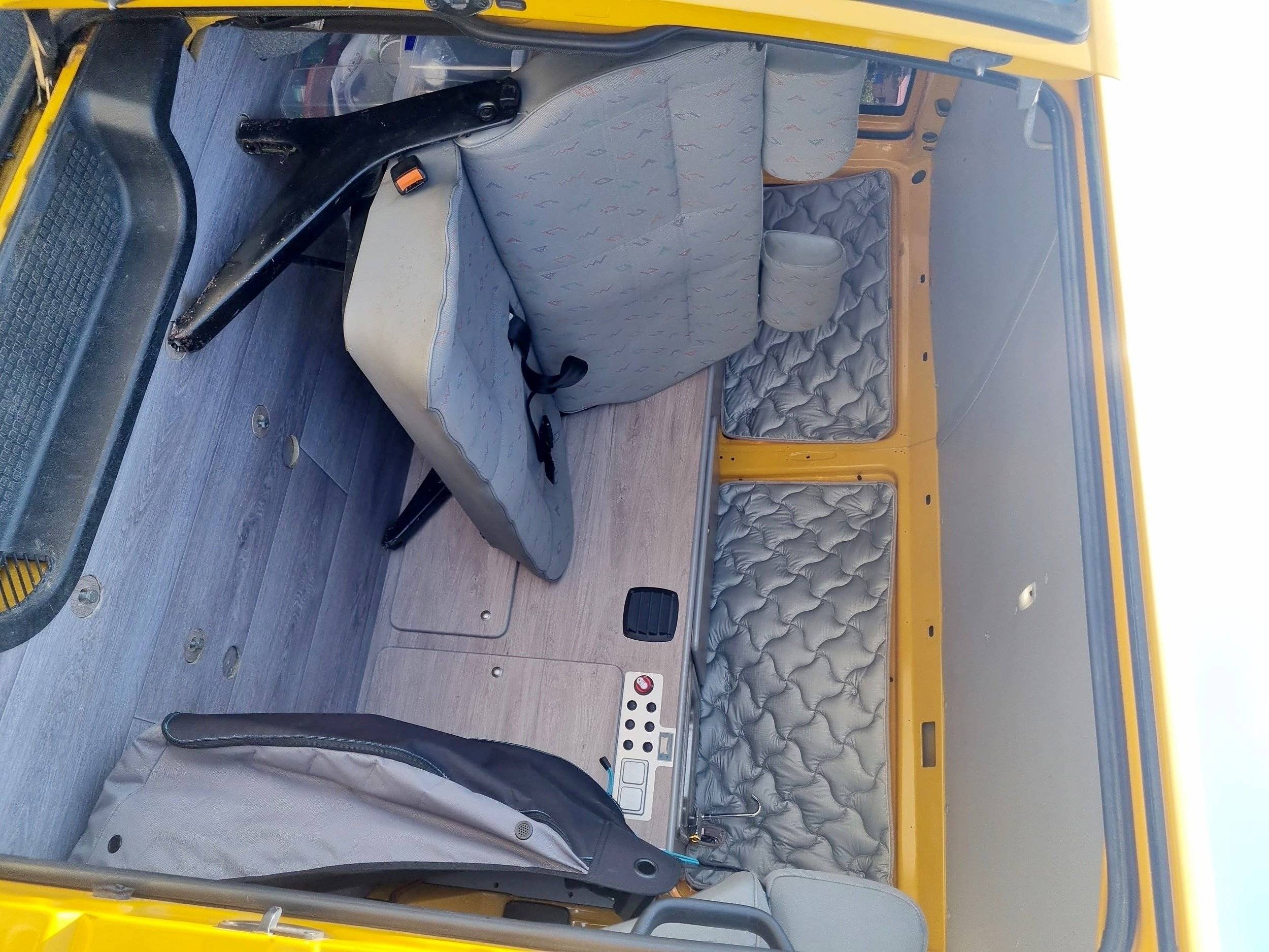 Dining Area Volkswagen Transporter - Yescapa