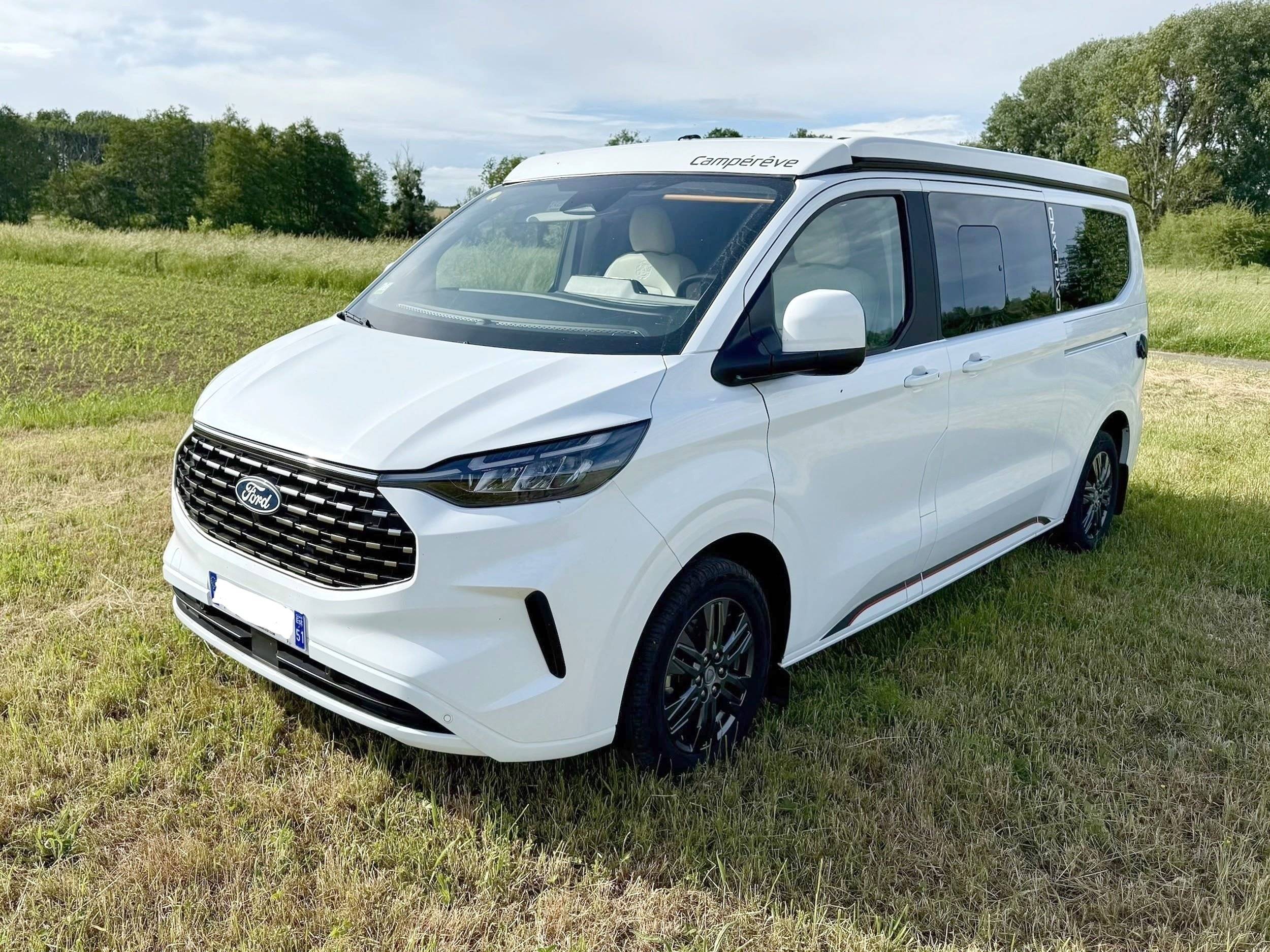 Vista de 3/4 Ford FORD TRANSIT CUSTOM 136CV BOITE AUTO - Yescapa