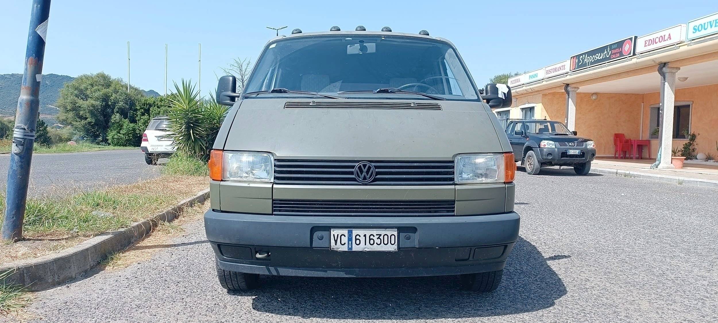 schräge Vorderansicht Volkswagen Transporter T4 Multivan - Yescapa