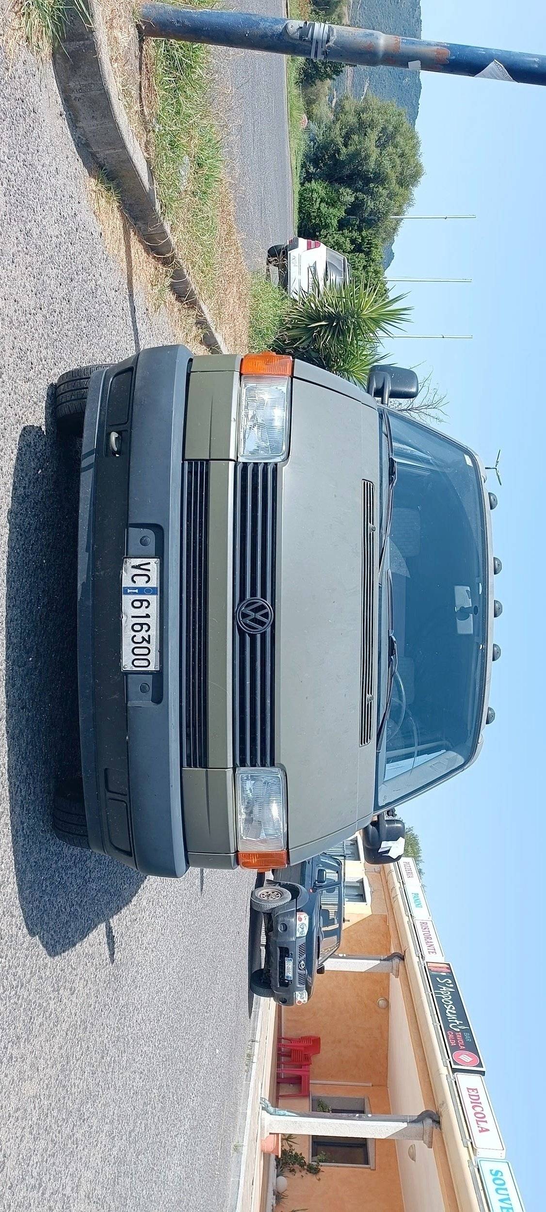 Vista frontale a ¾ Volkswagen Transporter T4 Multivan - Yescapa