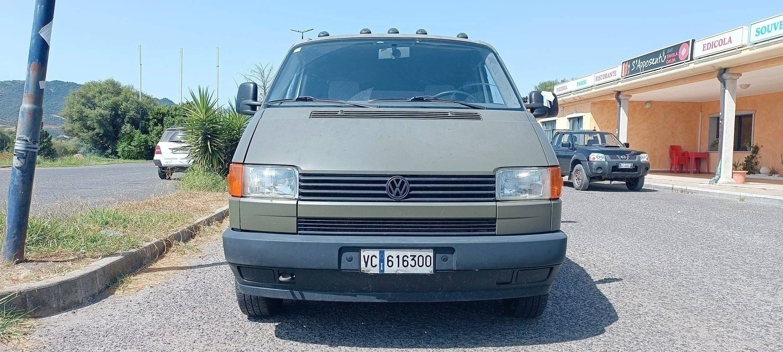 schräge Vorderansicht Volkswagen Transporter T4 Multivan - Yescapa