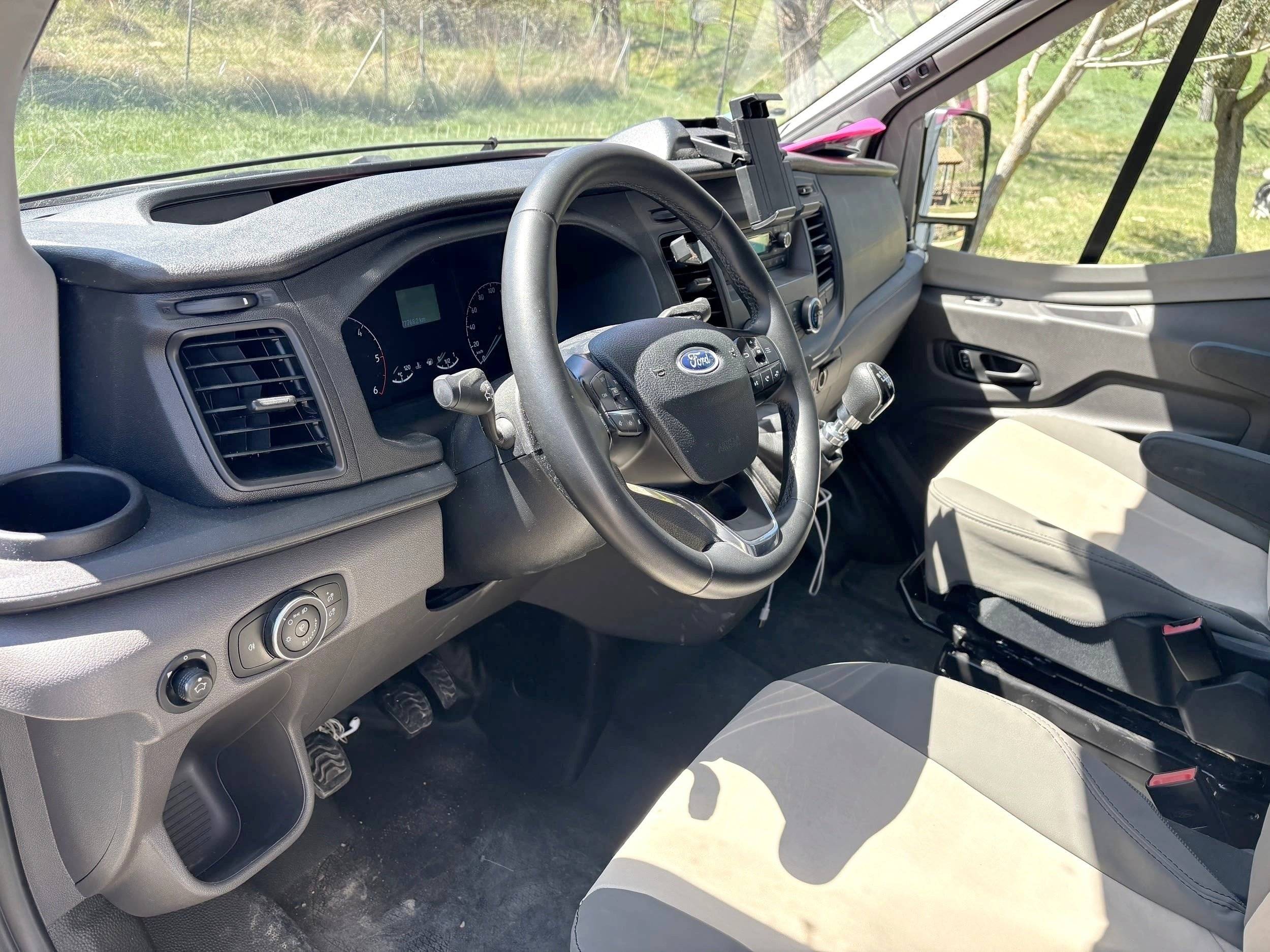 Driver's compartment Ford Transit 2,0 l 170 ch - Yescapa