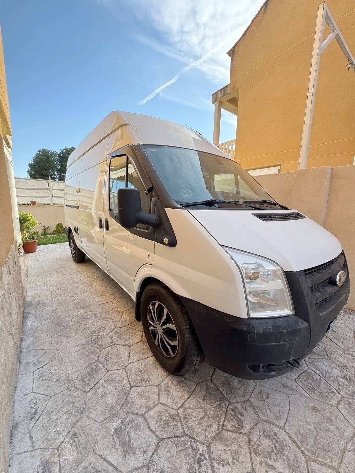 schräge Vorderansicht Ford Custom 2,2 l 125 ch - Yescapa