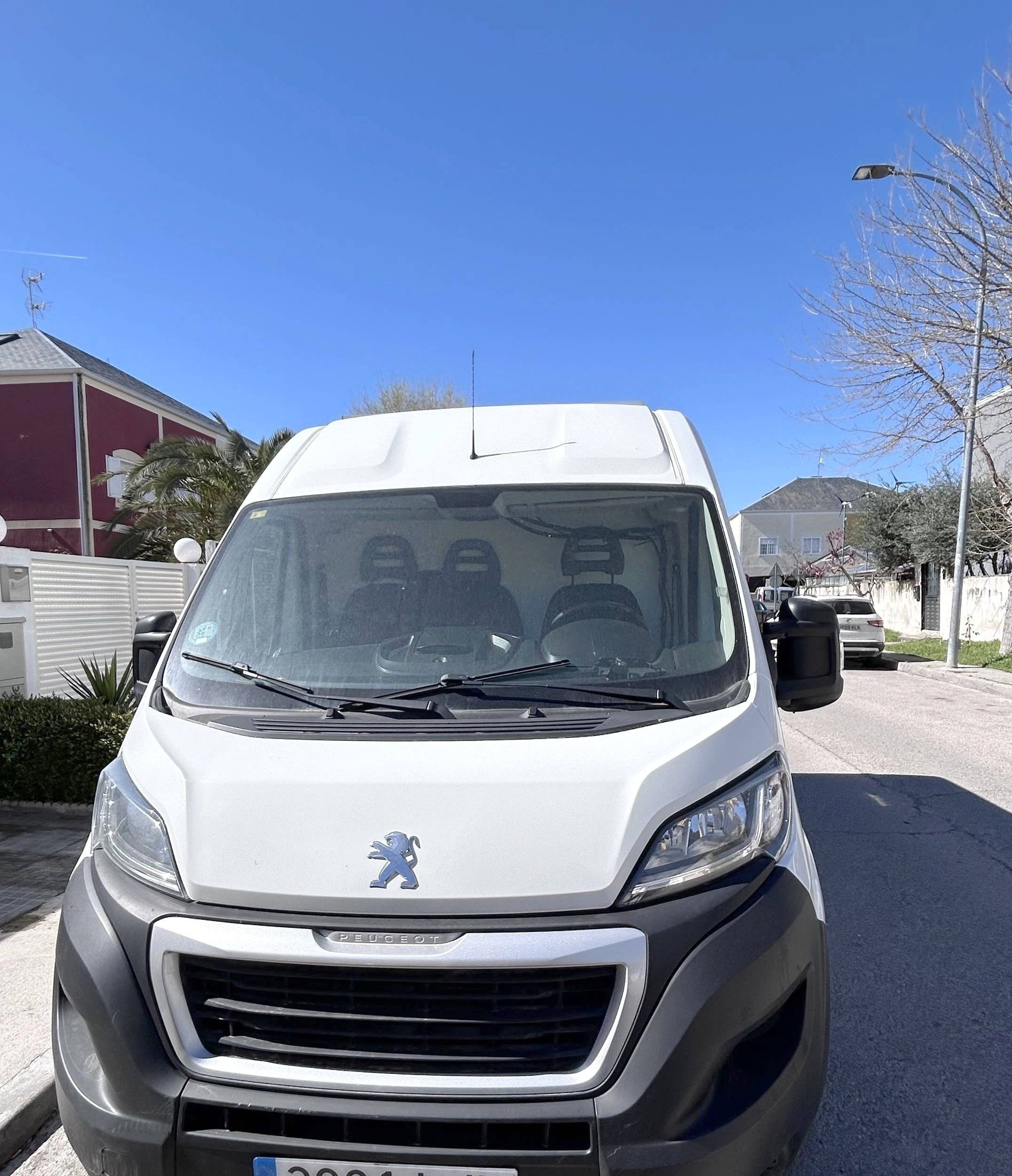 Vue avant de 3/4 Peugeot Boxer 2,2 l 120 ch. - Yescapa