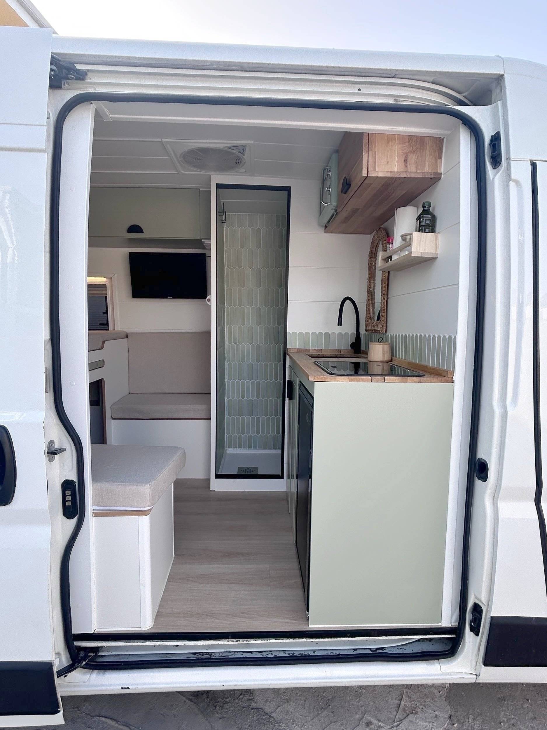 Vista del vehicle angle davanter Peugeot Boxer 2,2 l 120 ch. - Yescapa