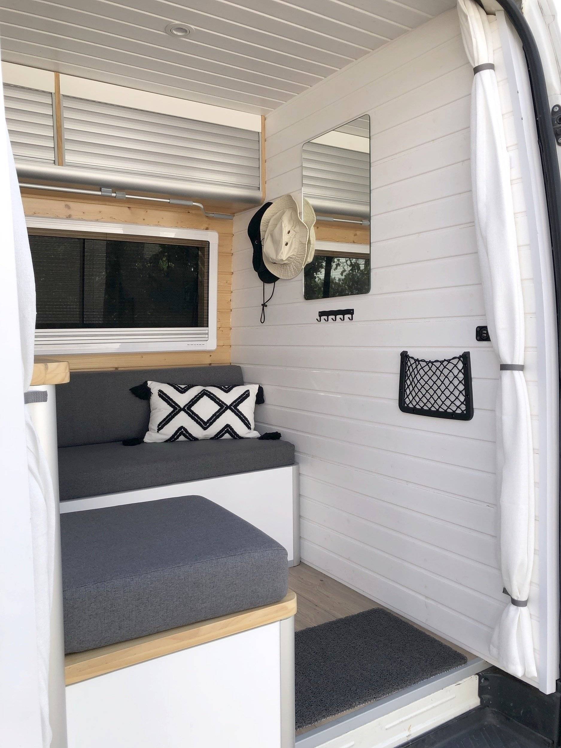 Dining Area Volkswagen Crafter 35 2 l 163 ch - Yescapa