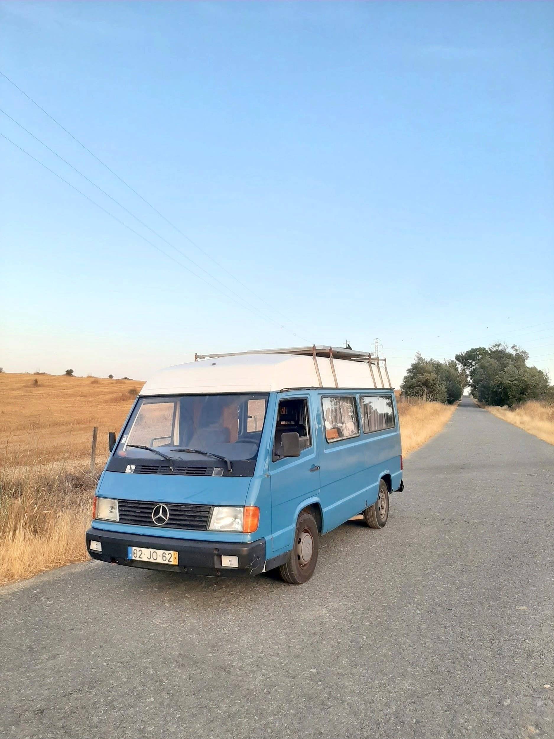 Vista del vehículo ángulo delantero Mercedes MB100D - Yescapa