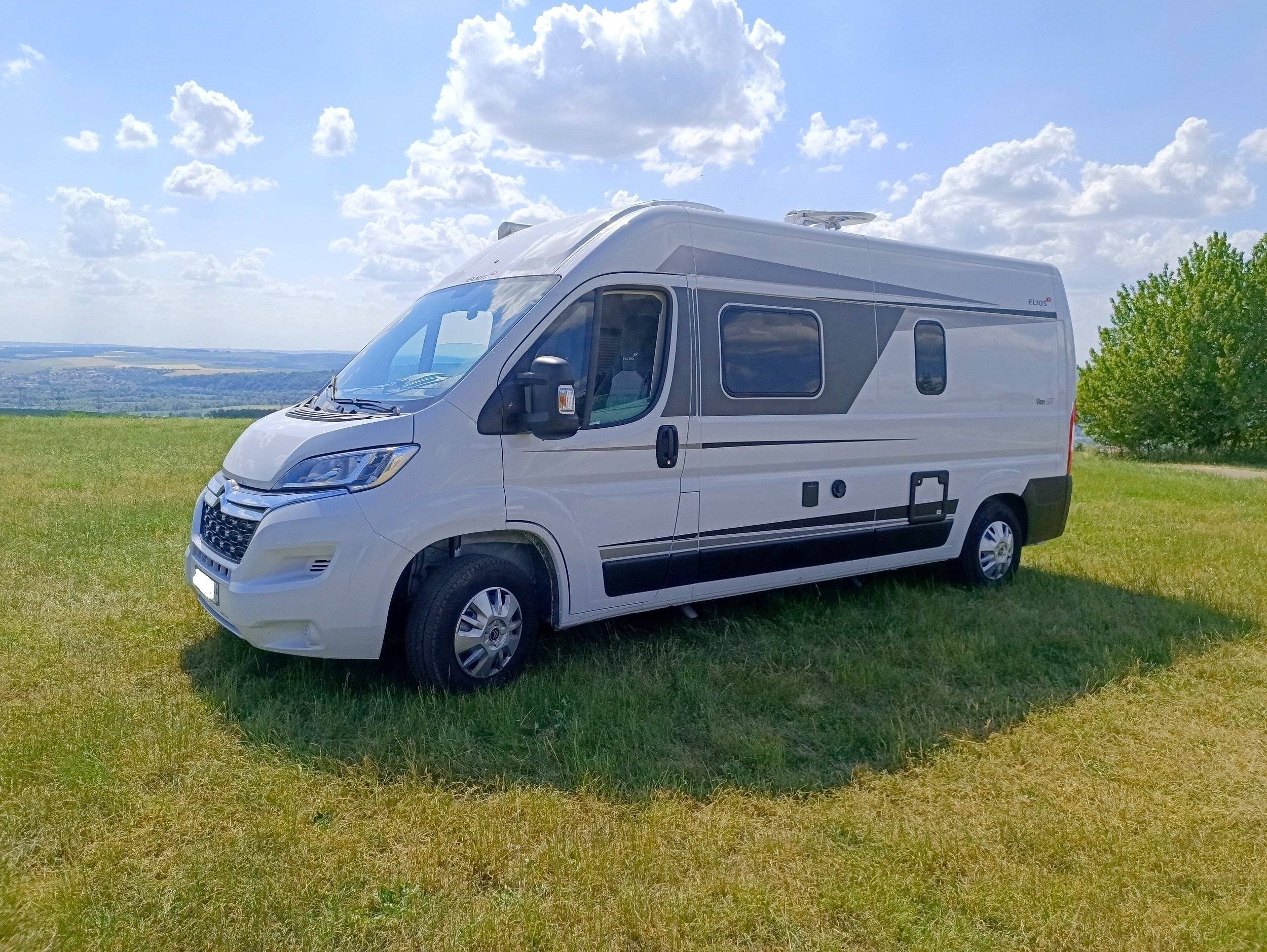 Front view from 3/4 Citroën Jumper 2,2 l 140 ch - Yescapa