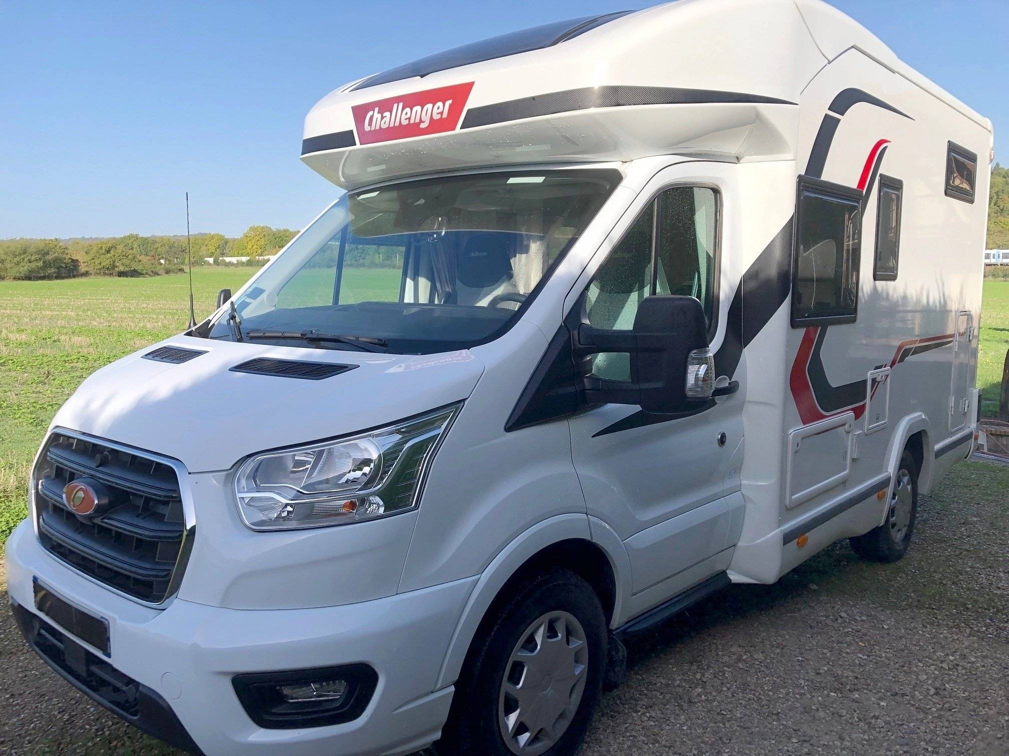 Vista de 3/4 Ford FORD TRANSIT - Yescapa
