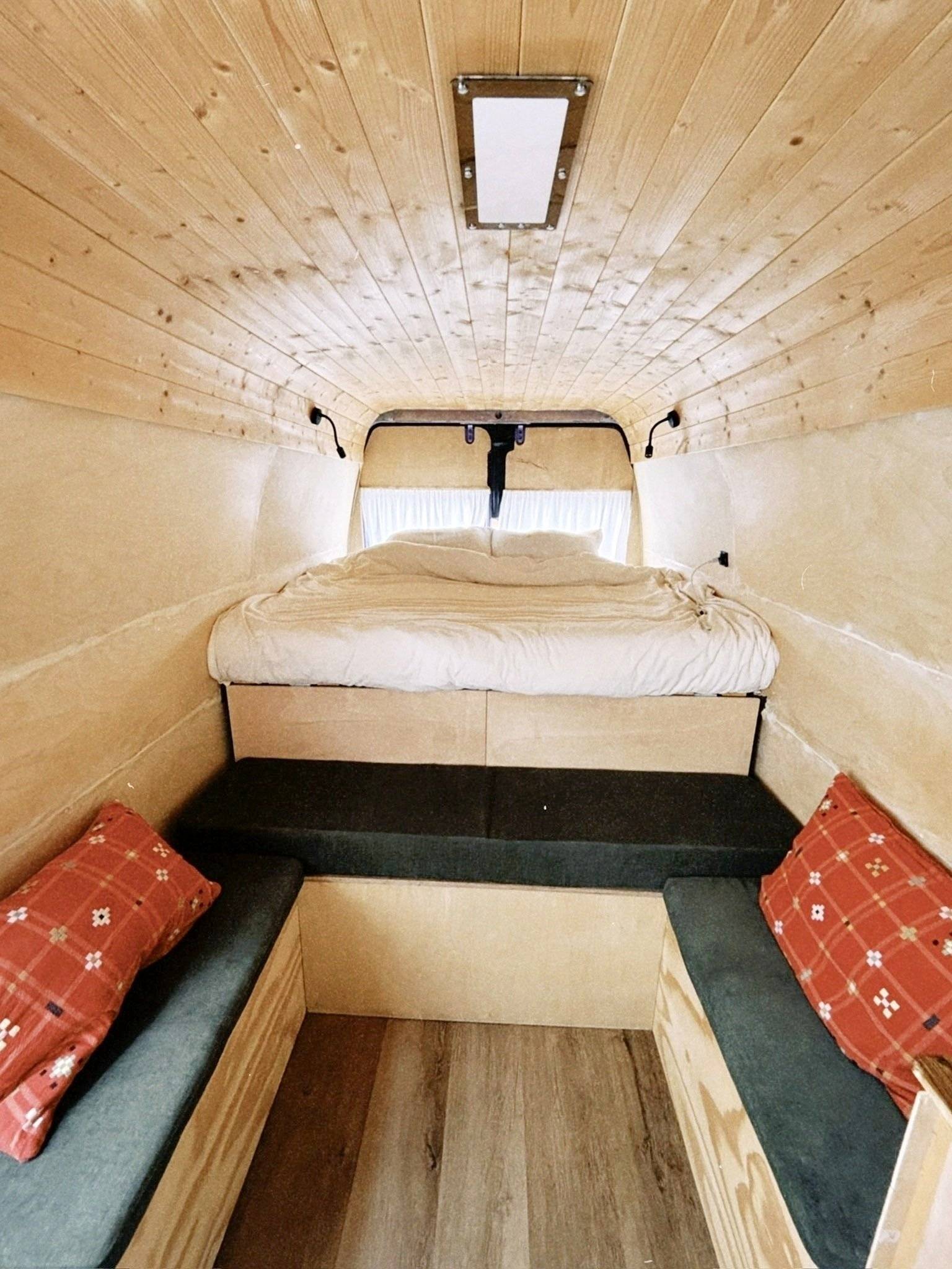 Couchages Mercedes 207 D - Yescapa