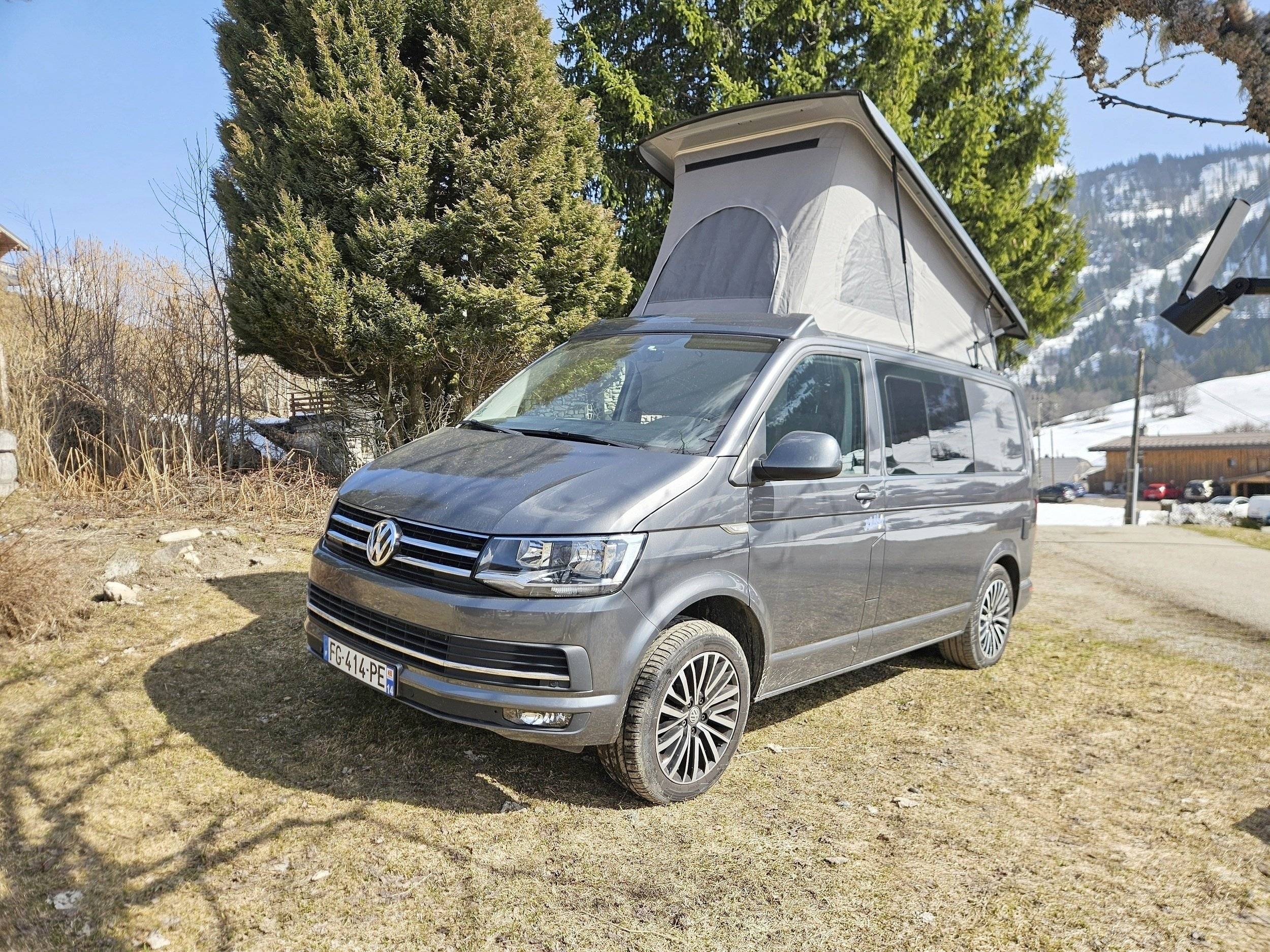 Front view from 3/4 Volkswagen T6 2 l 140 ch - Yescapa