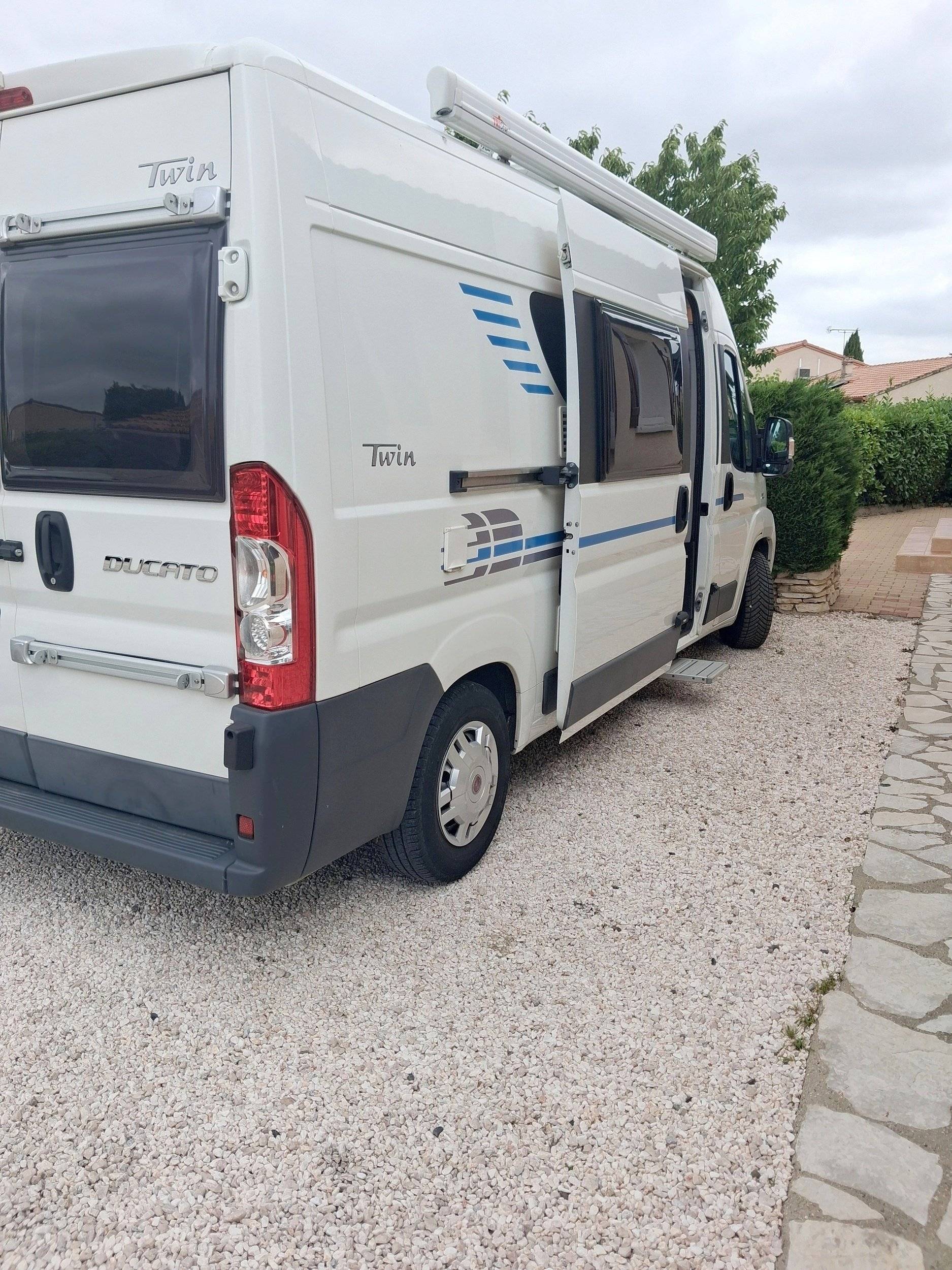 Vista de 3/4 Fiat 2,3 l 130 ch - Yescapa