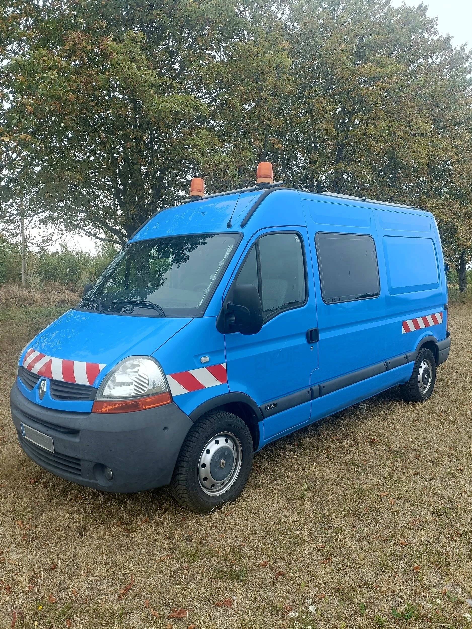 Front view from 3/4 Renault Master 2,5 l dCi 120 ch. - Yescapa