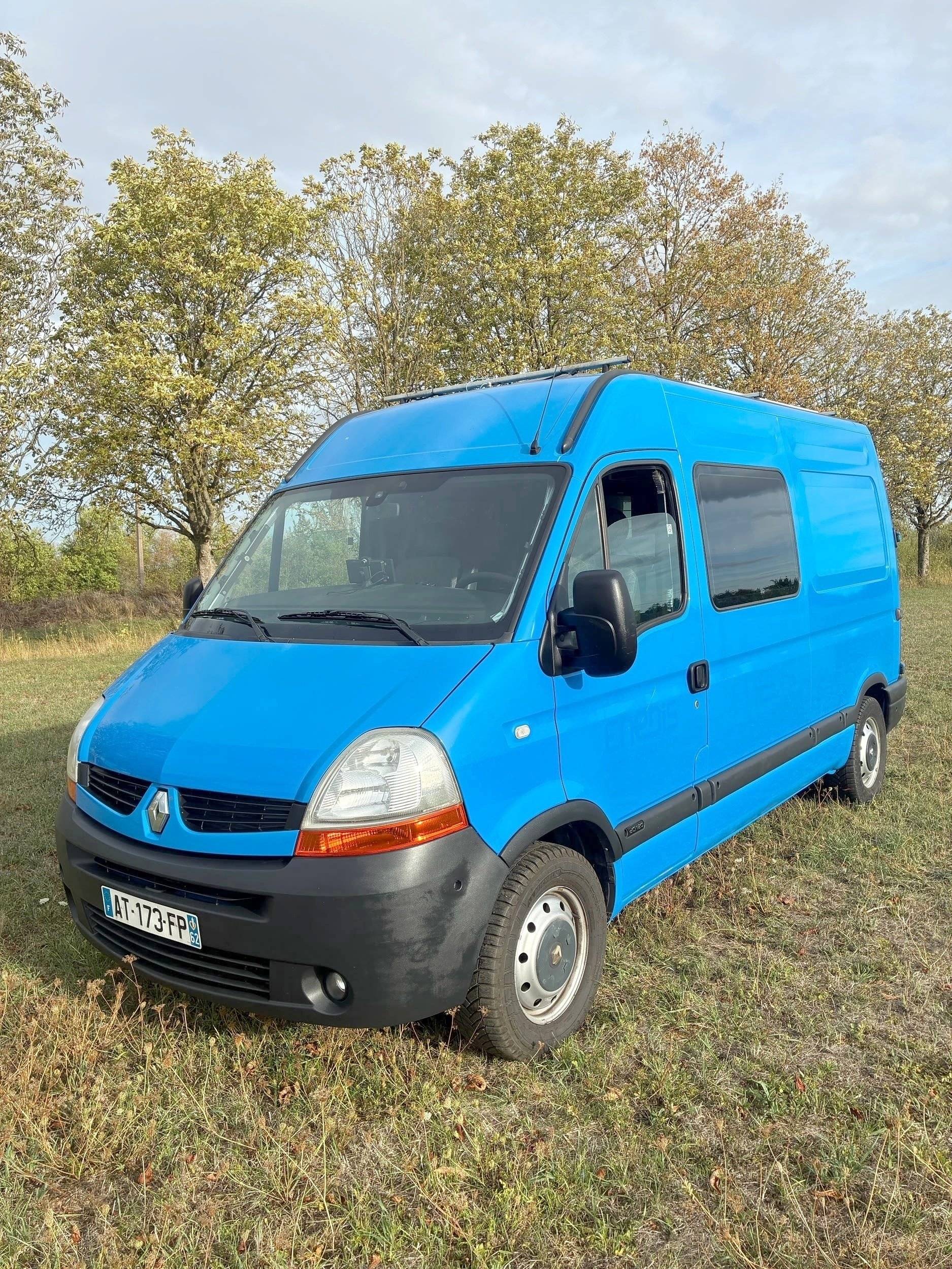 Vue avant de 3/4 Renault Master 2,5 l dCi 120 ch. - Yescapa