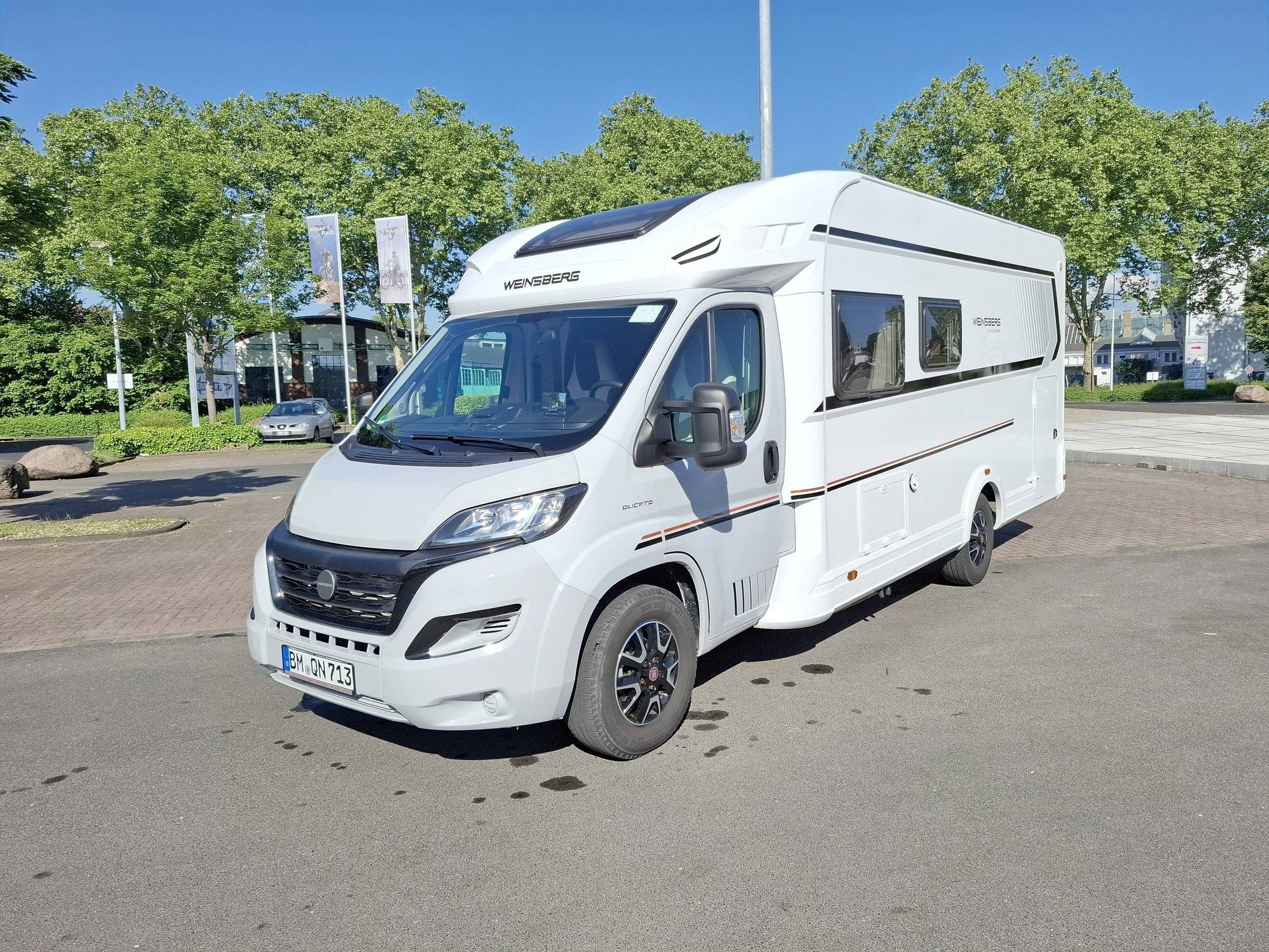 Front view from 3/4 Fiat Weinsberg Carasuite 700 ME IC-Line - Yescapa