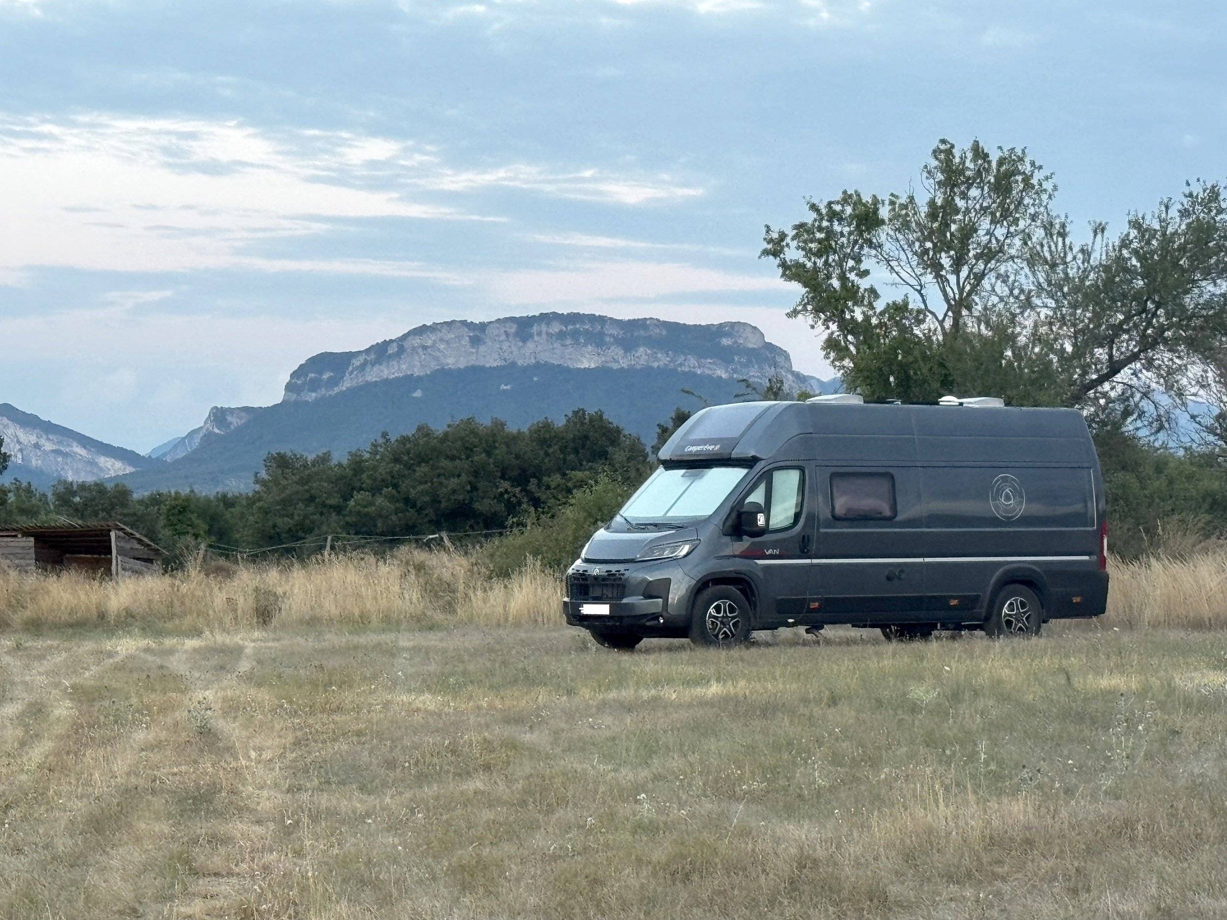 Vue avant de 3/4 Fiat 35 light 2,4 l 140 ch. - Yescapa