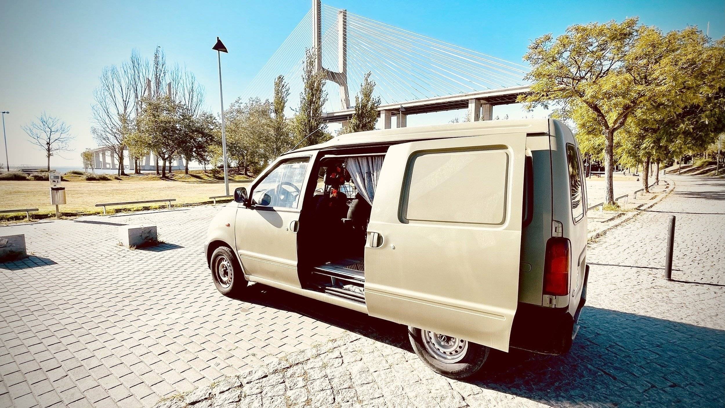 Vue avant de 3/4 Nissan Vanette - Yescapa