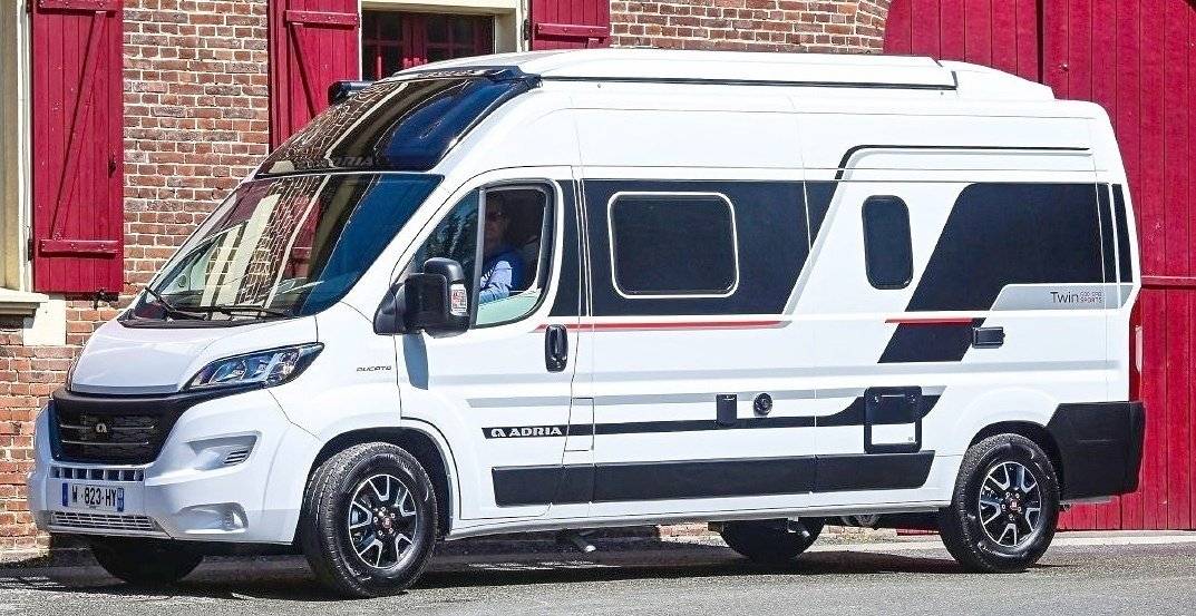 schräge Vorderansicht Fiat Fiat Ducato 140 CV - Yescapa