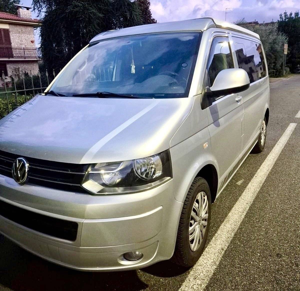 Vista frontale a ¾ Volkswagen T5 2,0 l 140 ch - Yescapa