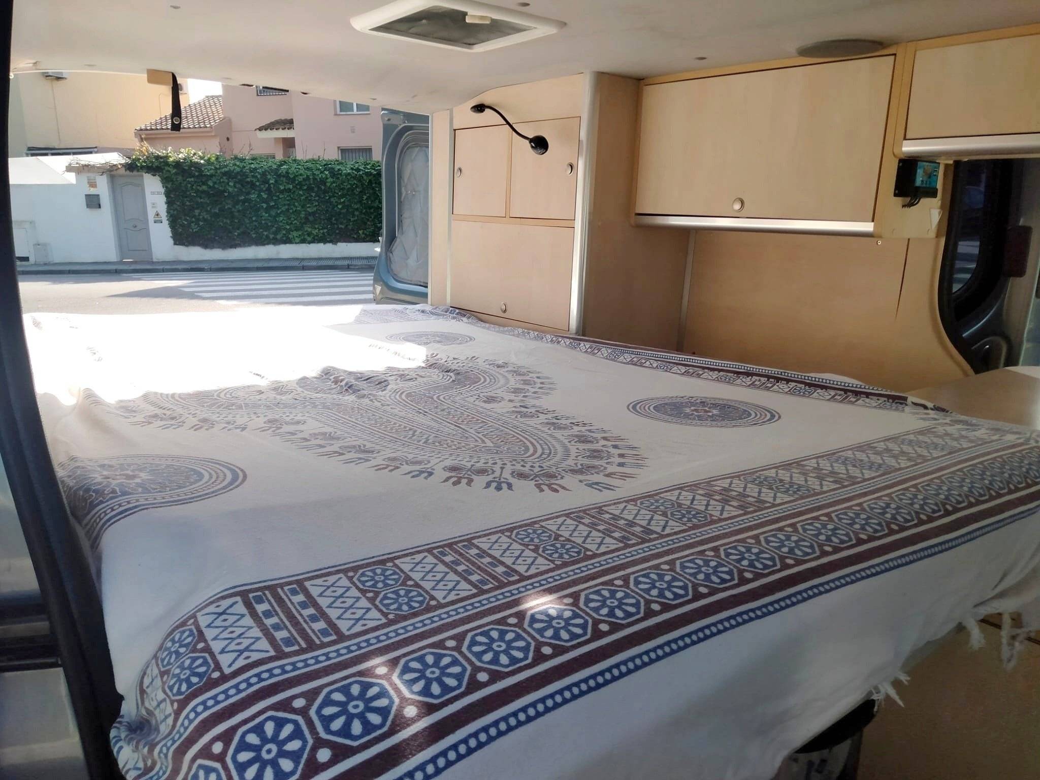 Plazas en cama Renault Trafic L2H1 2 l 120 ch - Yescapa