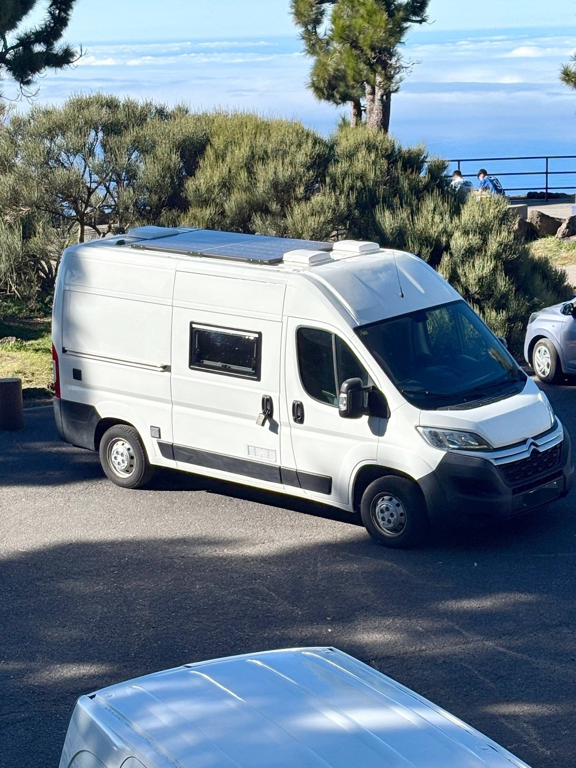 Vue avant de 3/4 Citroën Jumper BlueHDi 140 - Yescapa