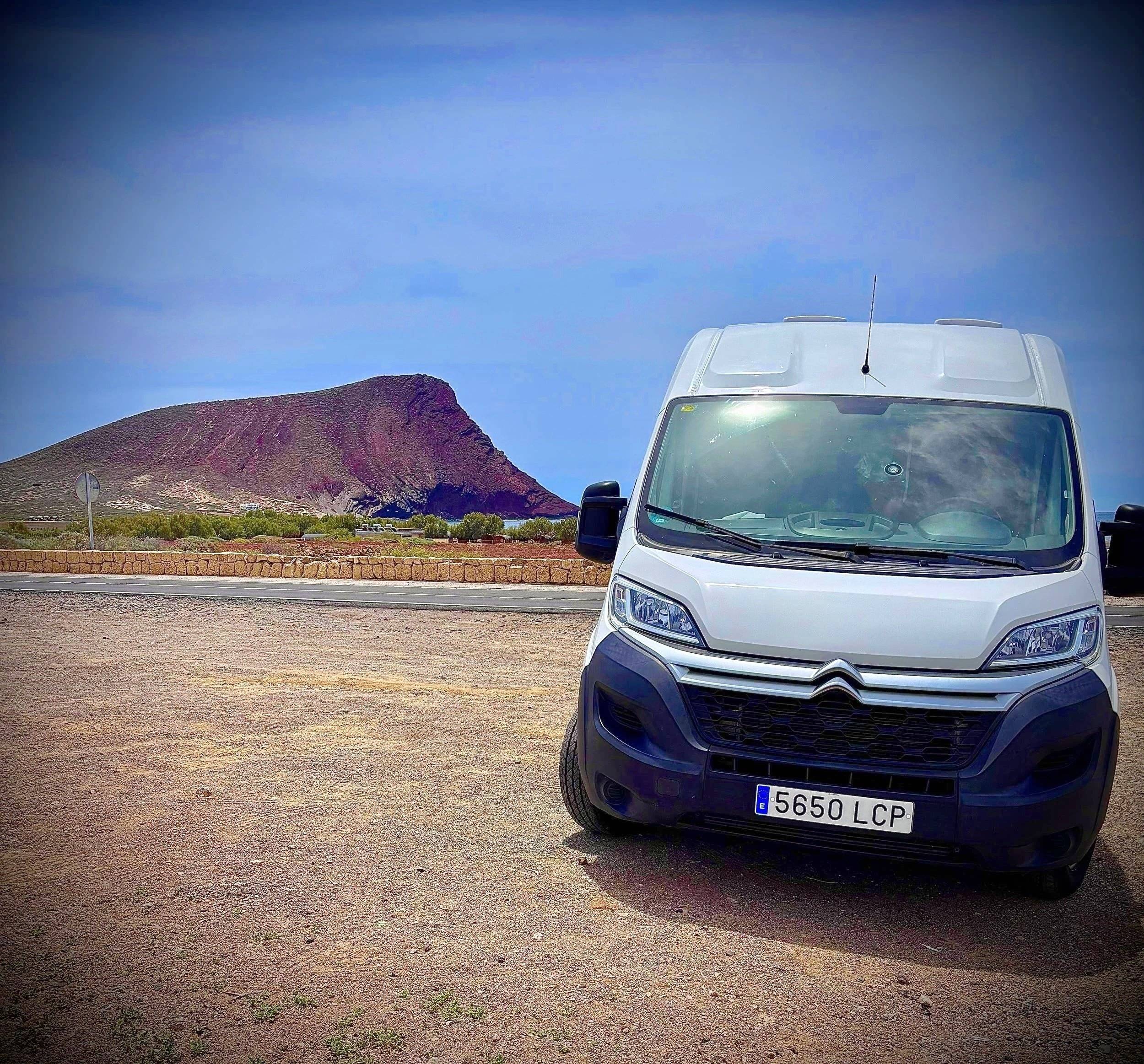 Front view from 3/4 Citroën Jumper BlueHDi 140 - Yescapa