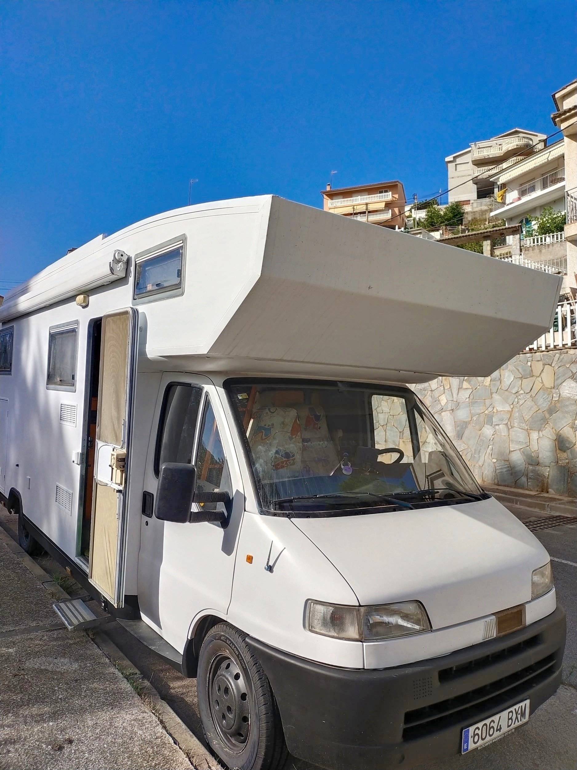 Vue avant de 3/4 Fiat 2,5 td ducato - Yescapa