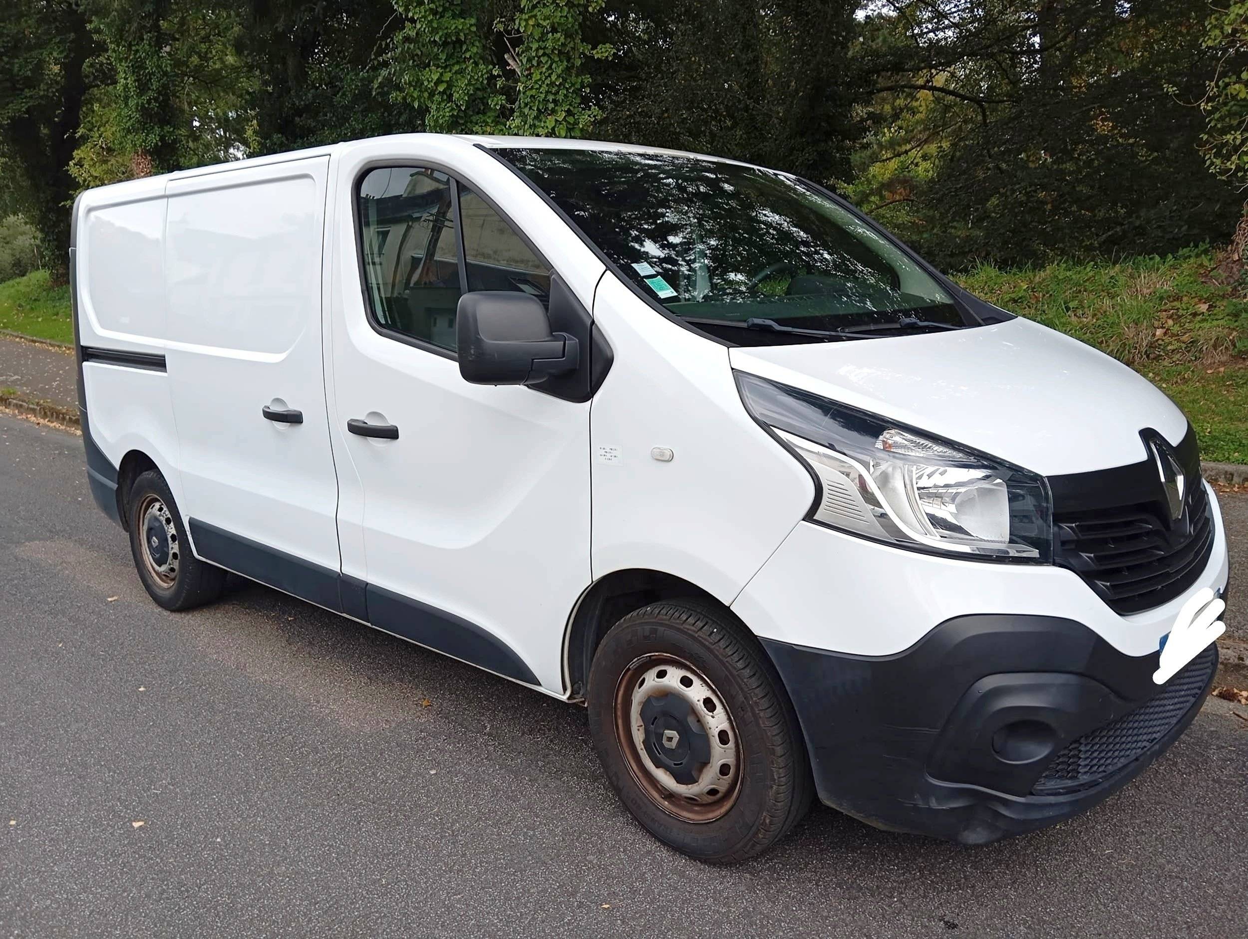 Vista del vehículo ángulo delantero Renault Trafic - Yescapa