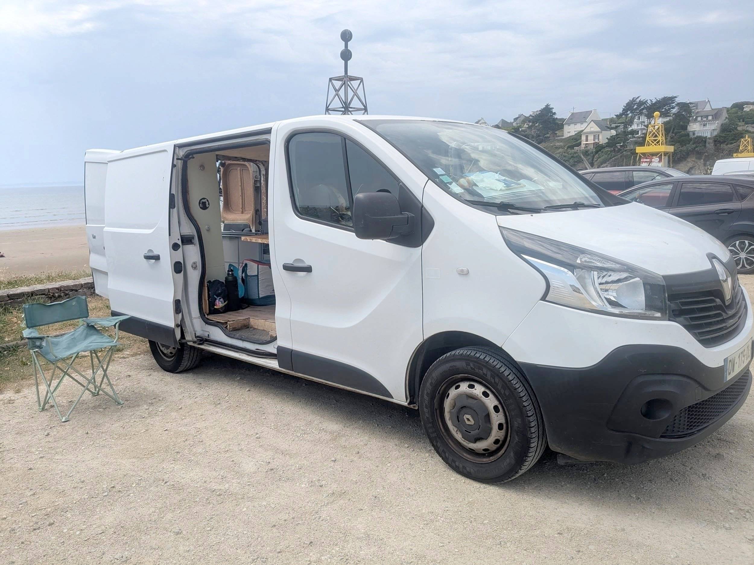 schräge Vorderansicht Renault Trafic - Yescapa