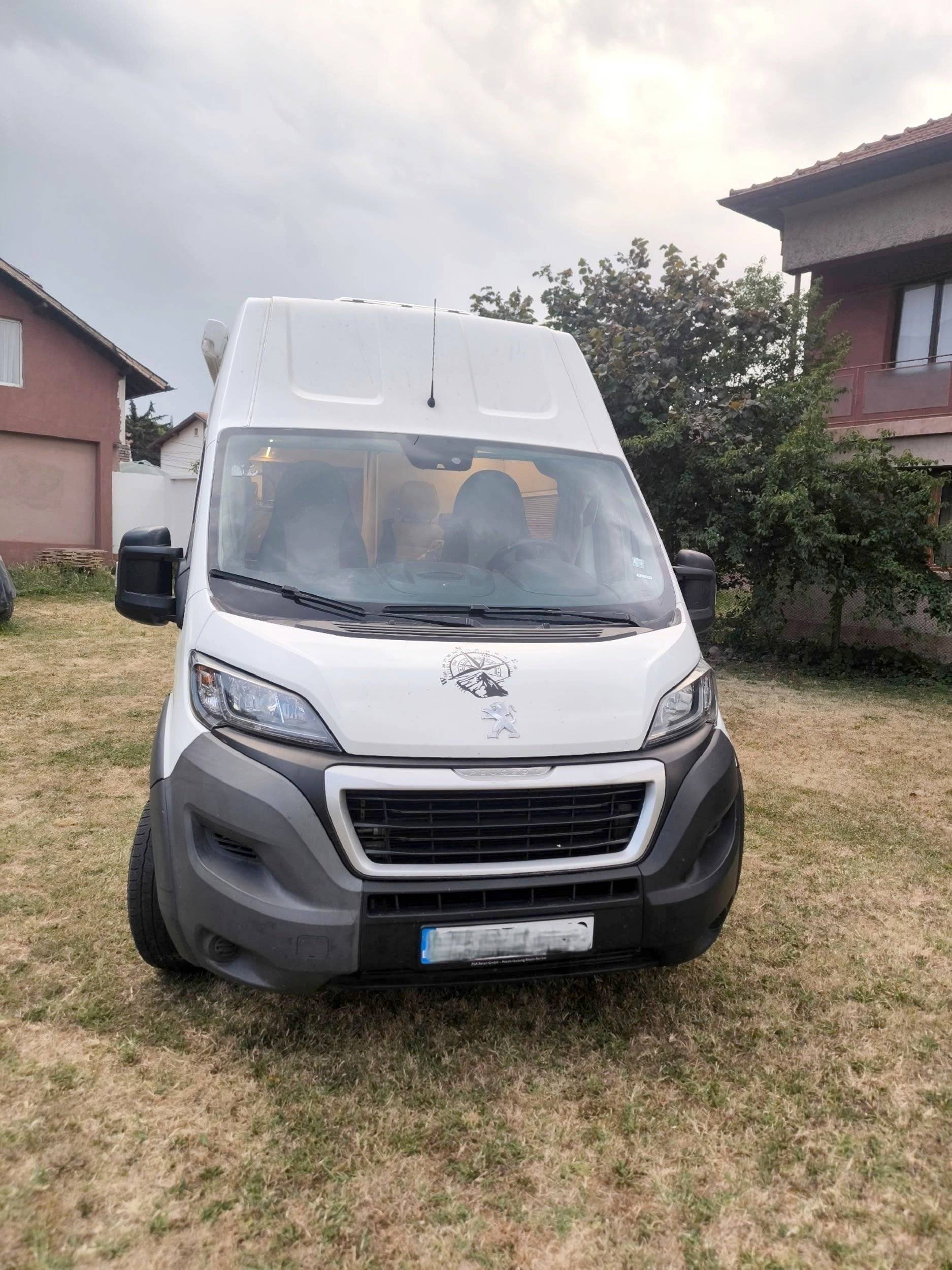 Vista frontale a ¾ Peugeot Boxer 2,2 l hdi 130 ch - Yescapa