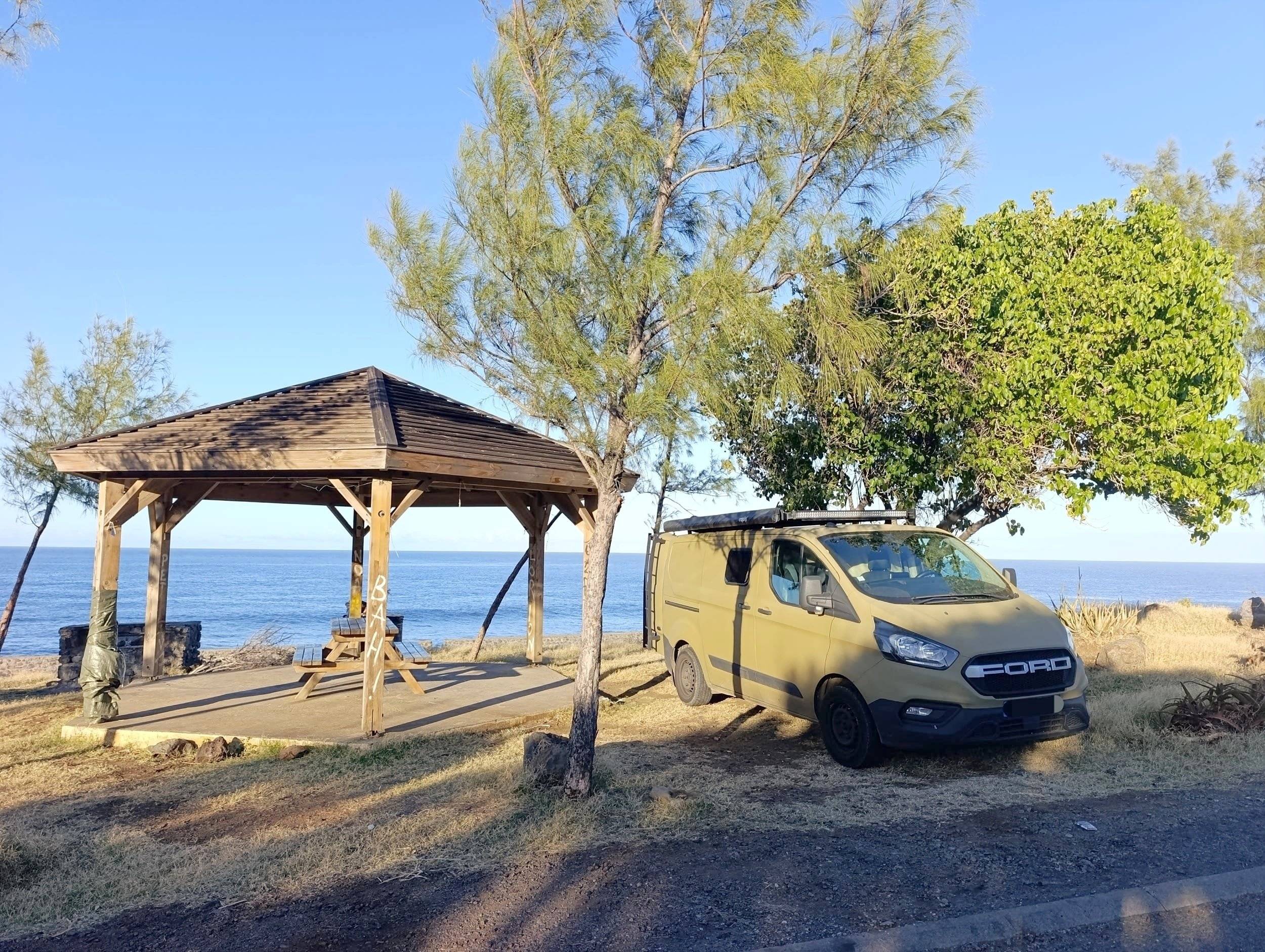 Vue avant de 3/4 Ford Custom 2,0 l 105 ch - Yescapa