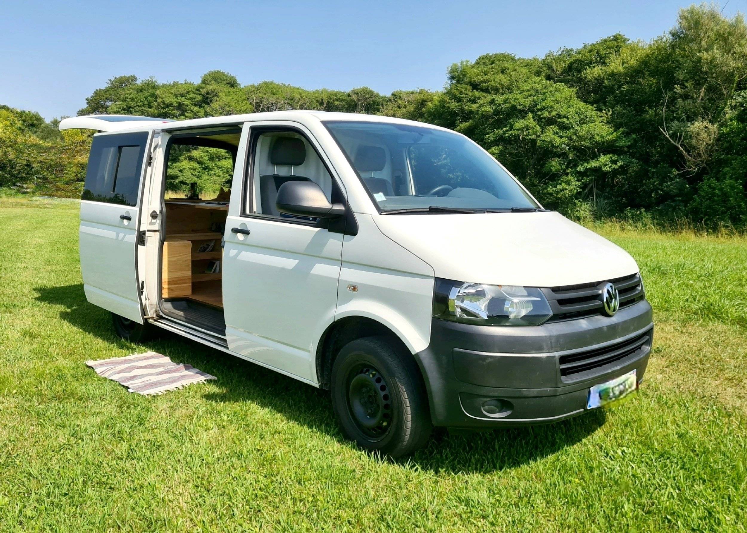 schräge Vorderansicht Volkswagen Volkswagen T5 - Yescapa