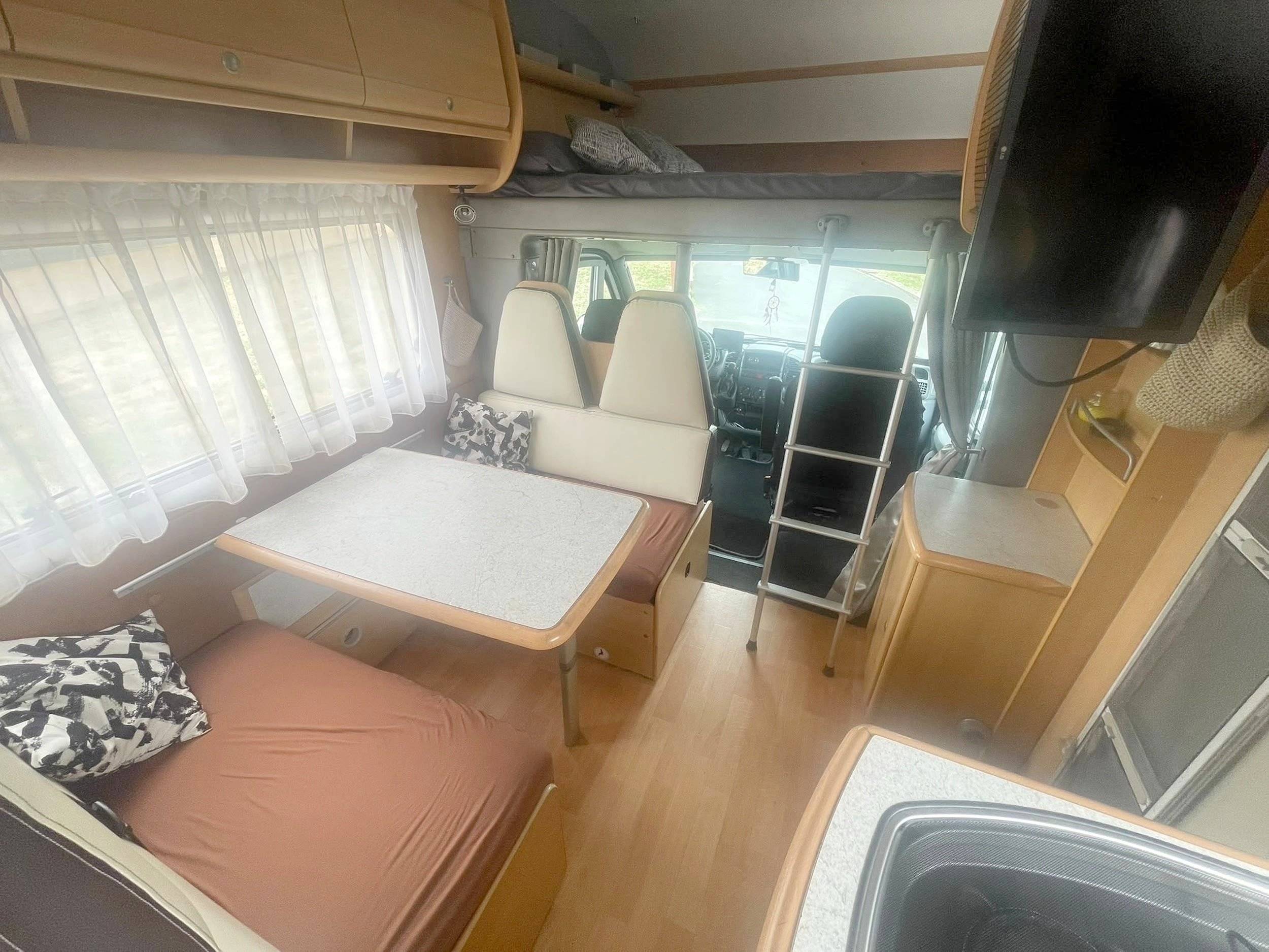 Dining Area Fiat 2.8 l JTD Maxi 127 Ch - Yescapa