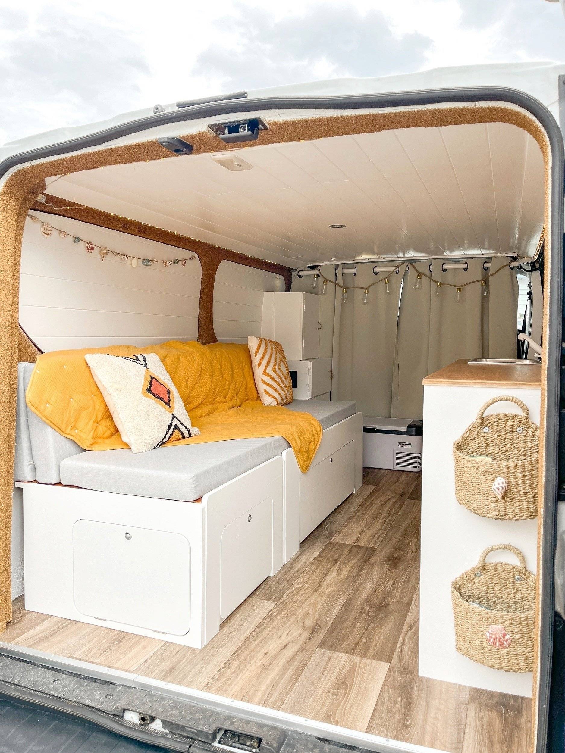 Dining Area Renault Renault Trafic - Yescapa