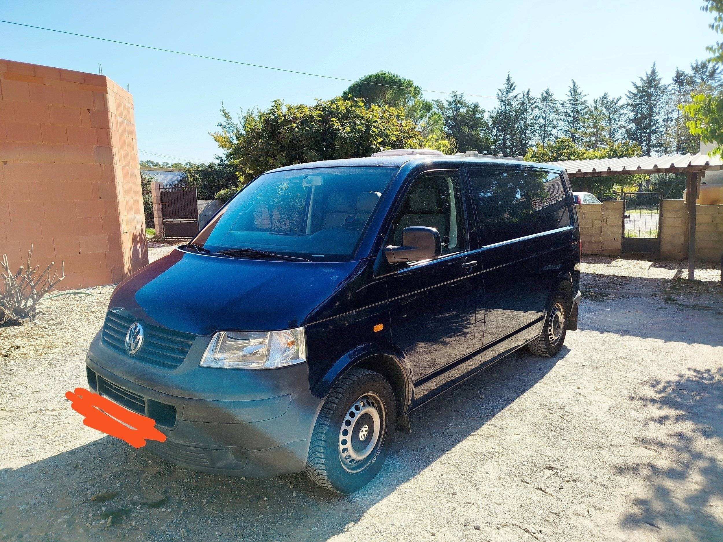 Vue avant de 3/4 Volkswagen T5 1,9 l tdi 85 ch - Yescapa