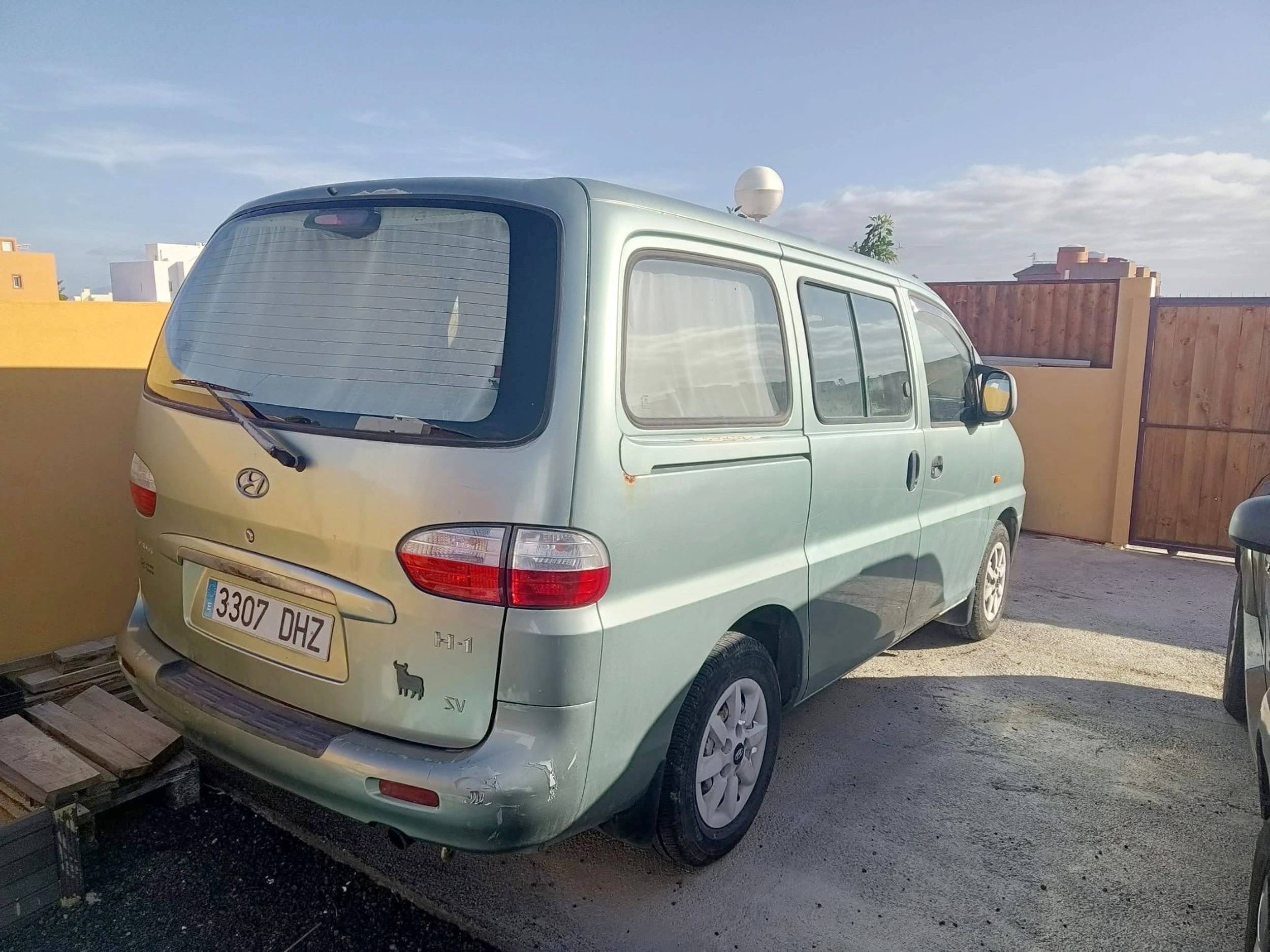 Vista frontale a ¾ Hyundai H1 - Yescapa