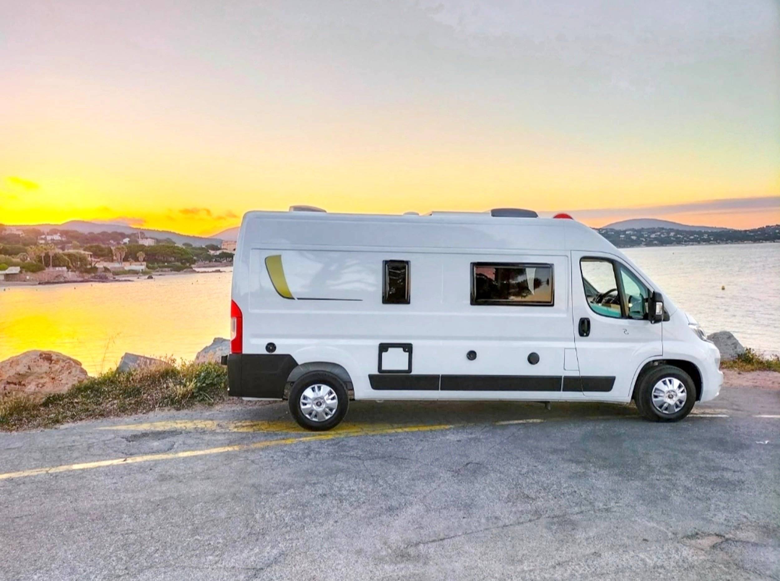 Vista del vehicle angle davanter Fiat FIAT DUCATO 140 CV - Yescapa