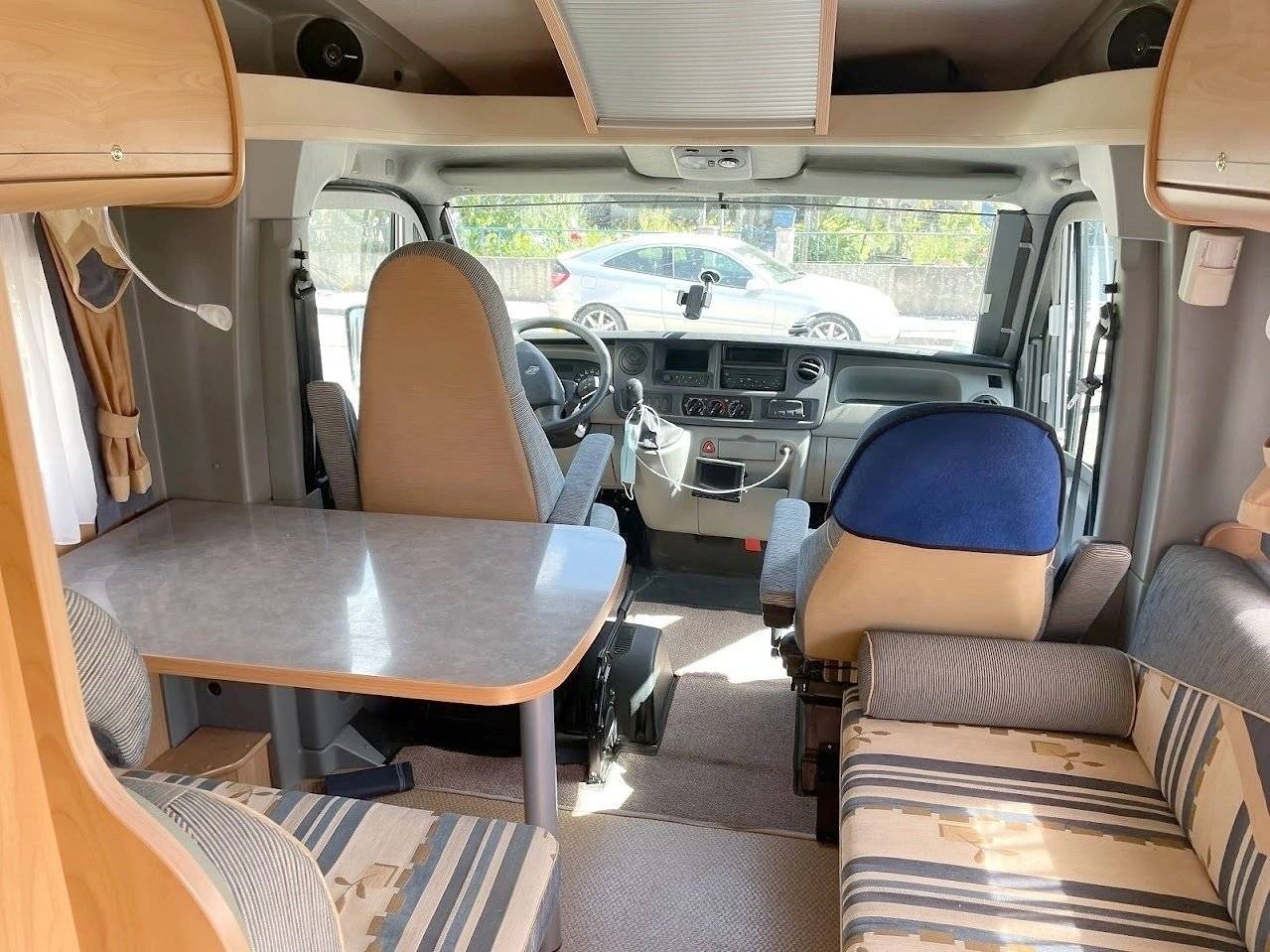 Dining Area Renault Renault master - Yescapa
