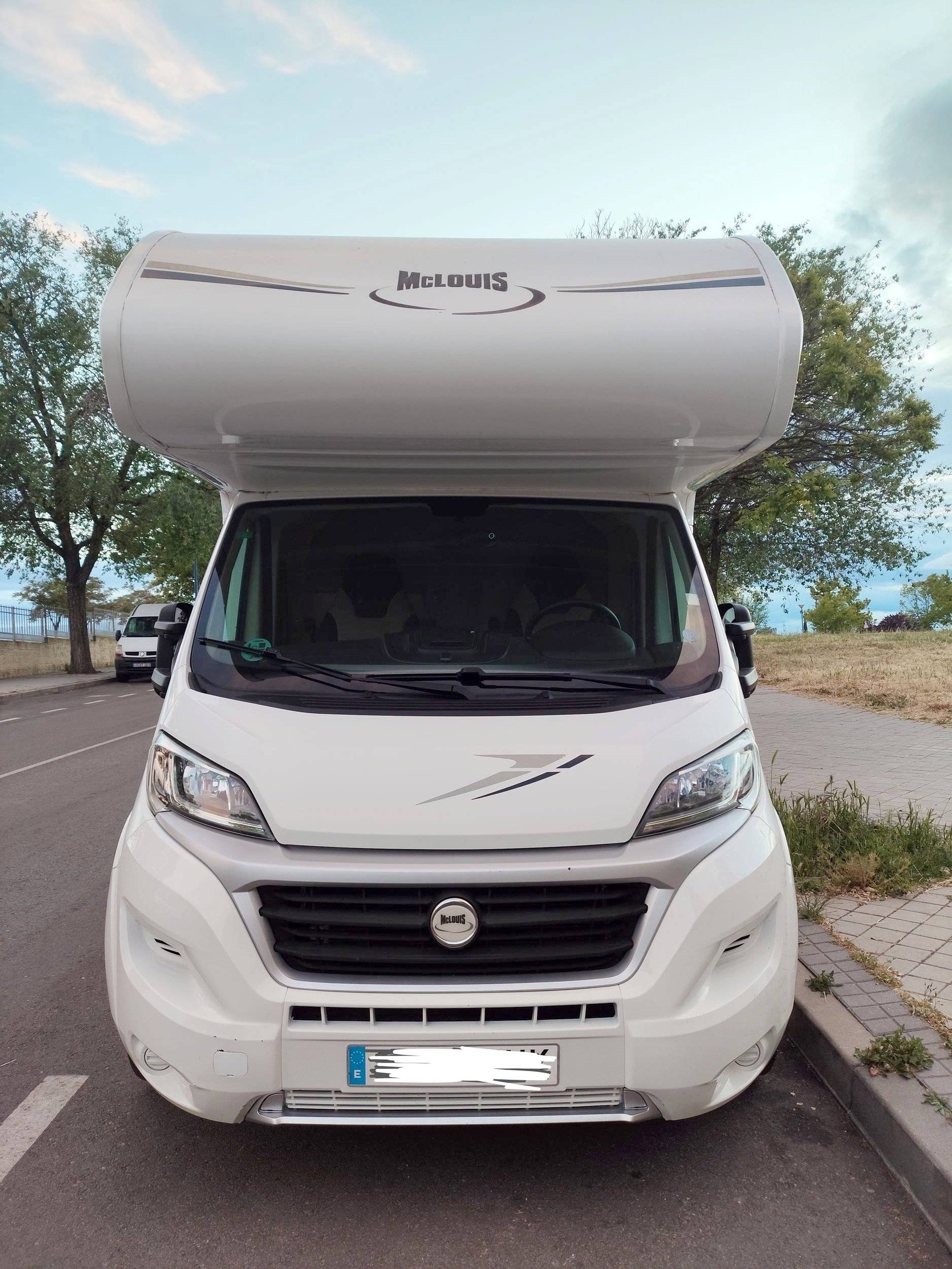 Vista del vehículo ángulo delantero Fiat 2,3 l 130 ch - Yescapa