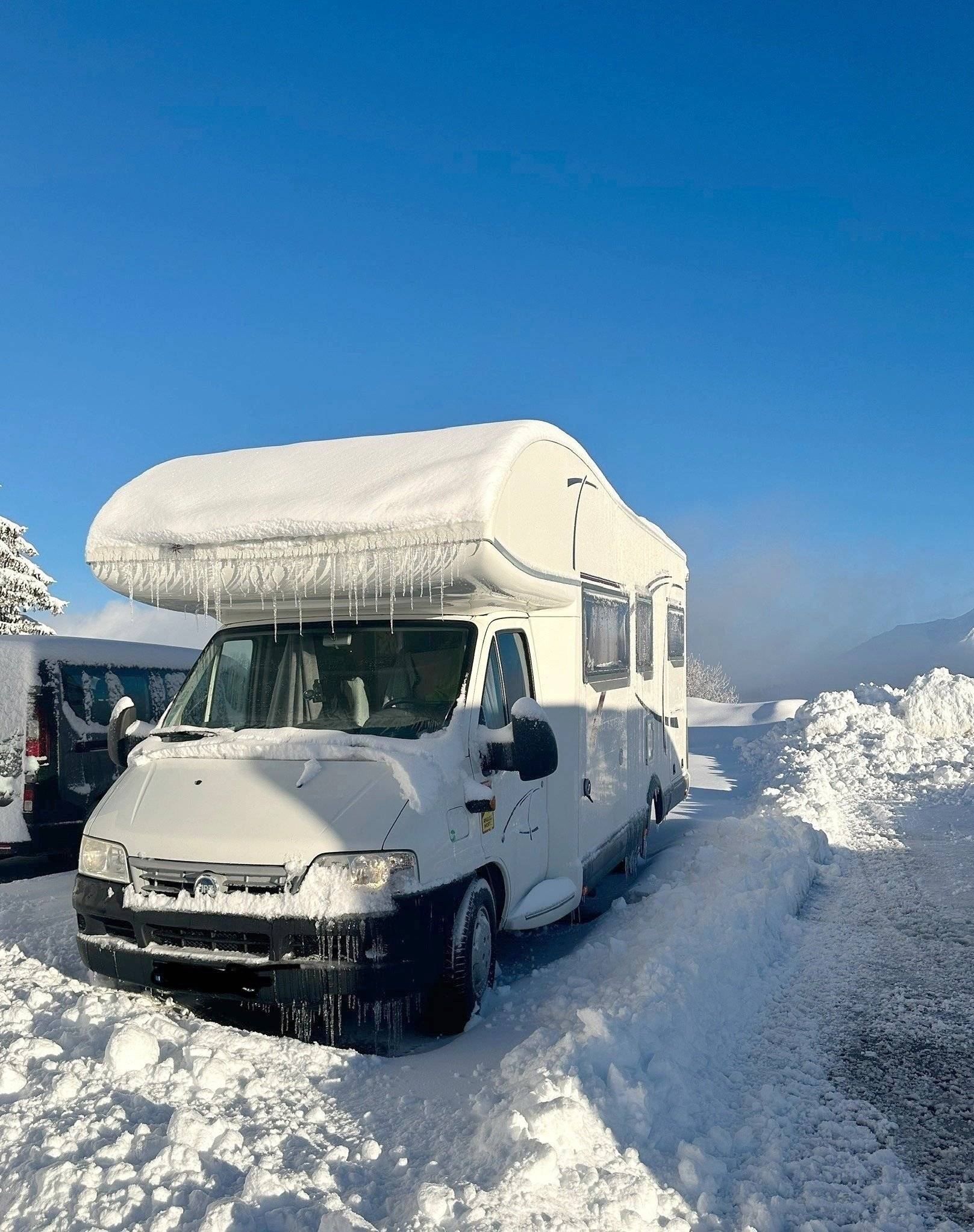 Front view from 3/4 Fiat Ducato 2.8 JTD - Yescapa