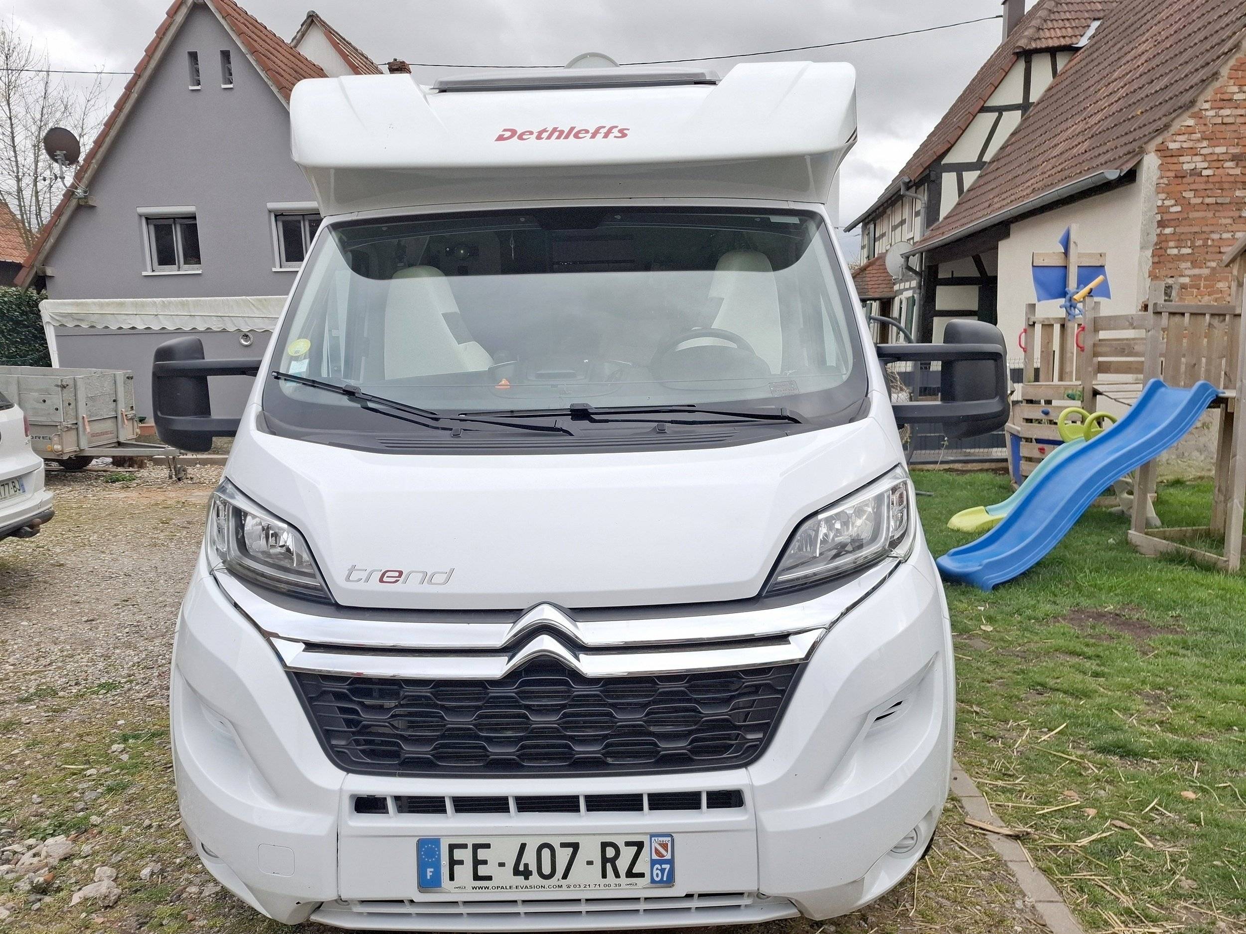 Vista del vehicle angle davanter Citroën - Yescapa