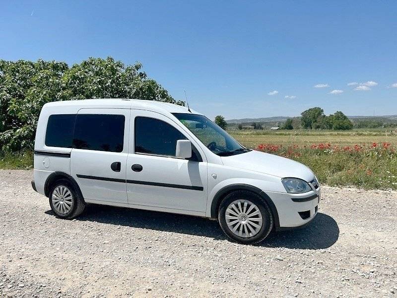 Vista del vehicle angle davanter Opel combo - Yescapa