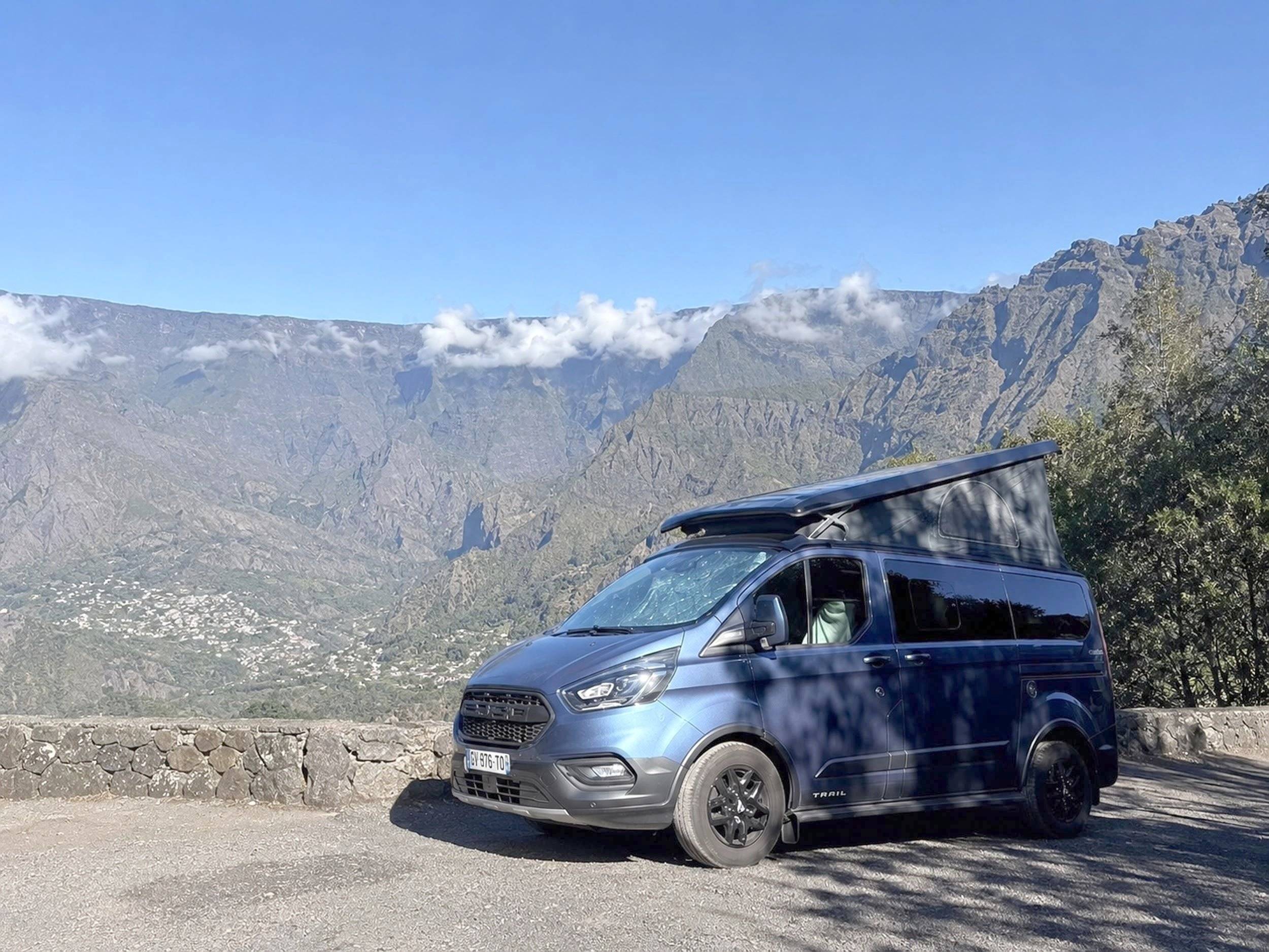 Vista frontale a ¾ Ford Nugget - Yescapa