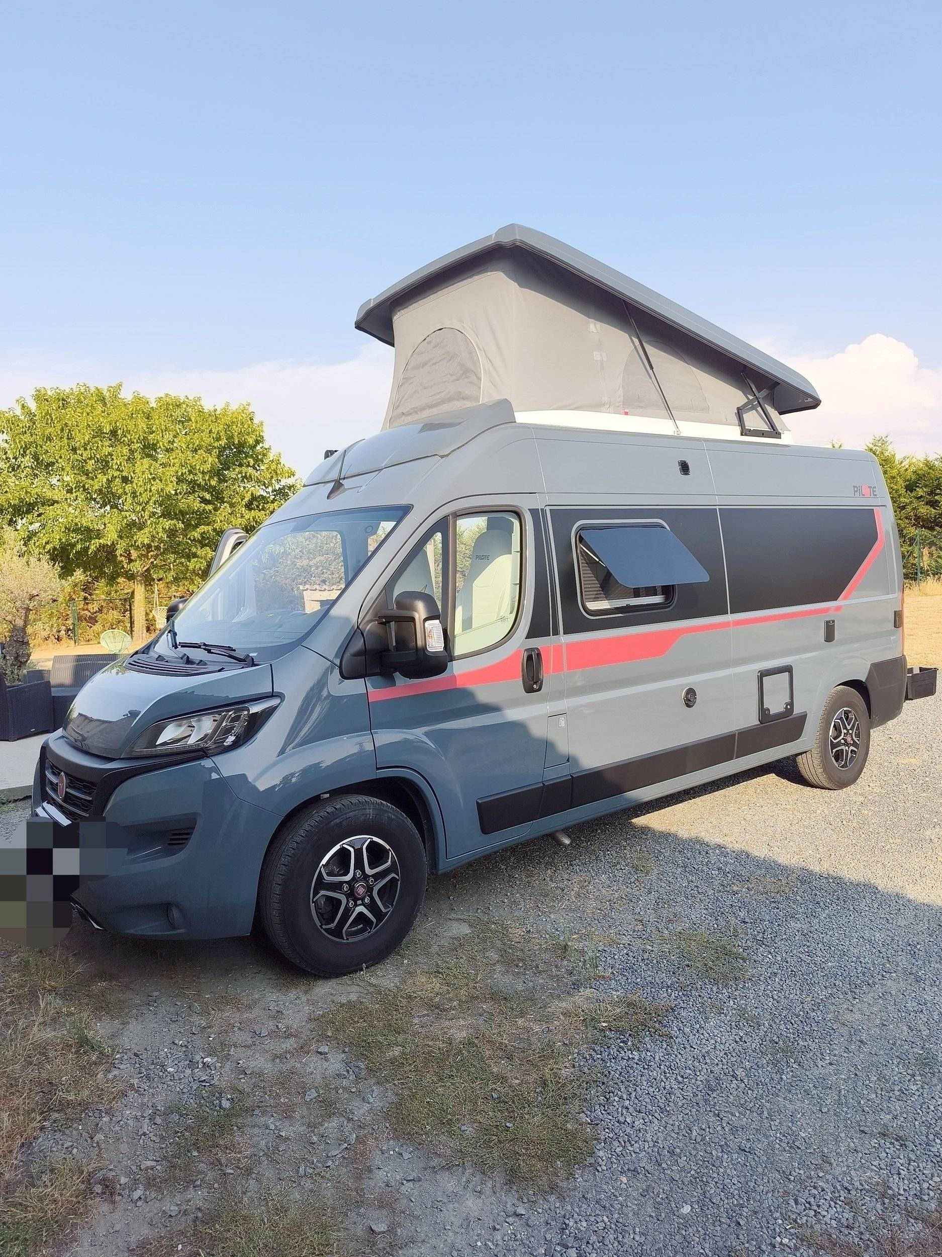 Vue avant de 3/4 Fiat Ducato - Yescapa