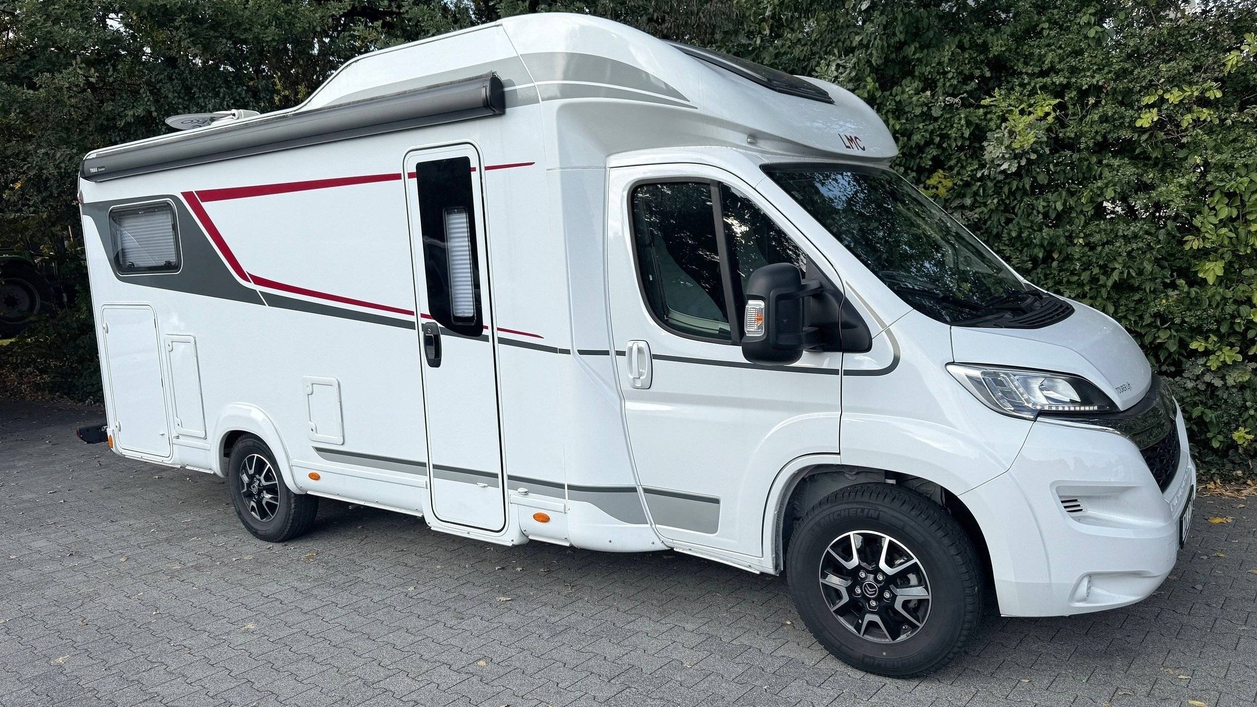 Vue avant de 3/4 Citroën Jumper 2,2 103kW - Yescapa